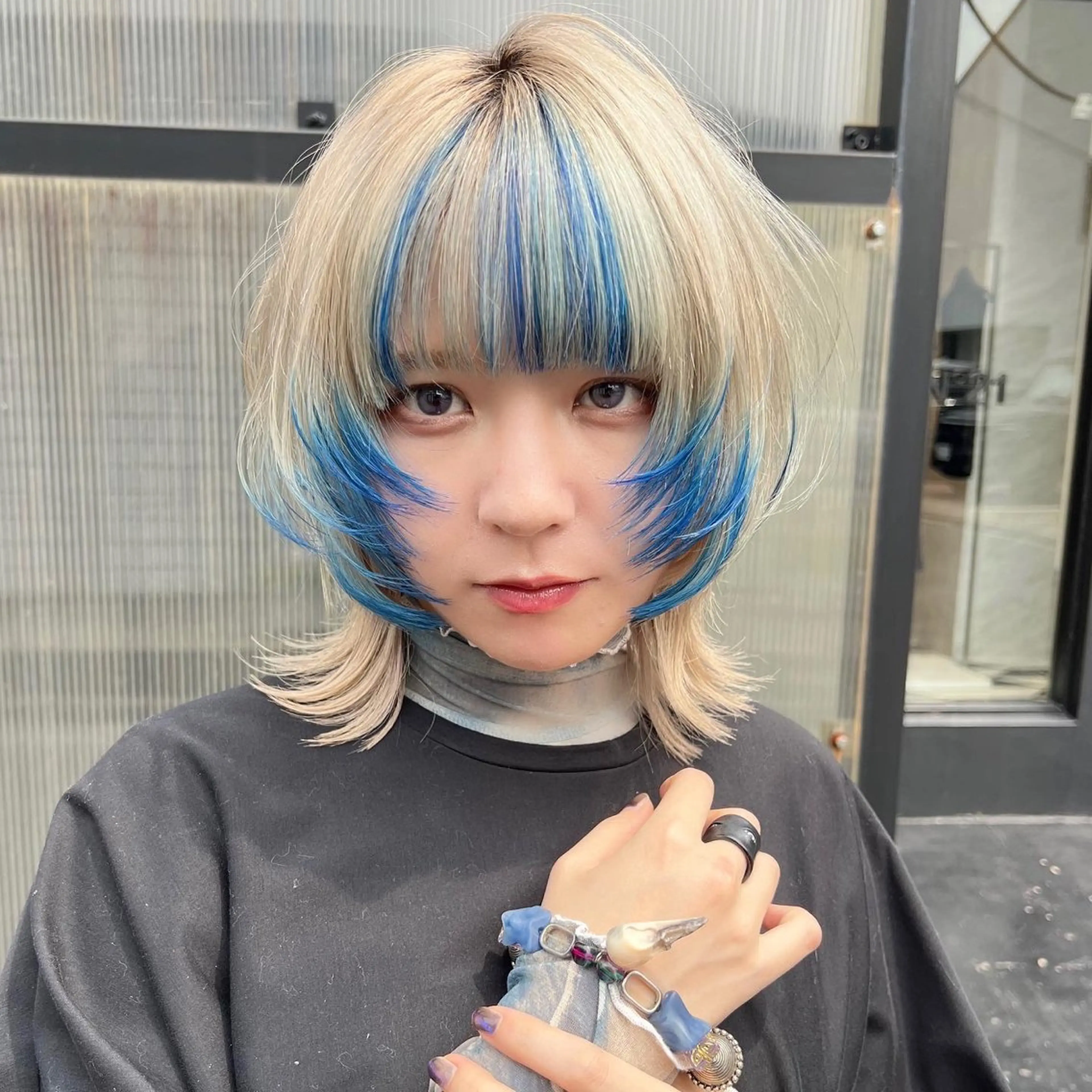 ミディアム カラー ブルーカラー TOMOYAレイヤー ブリーチ縮毛矯正のヘアスタイル