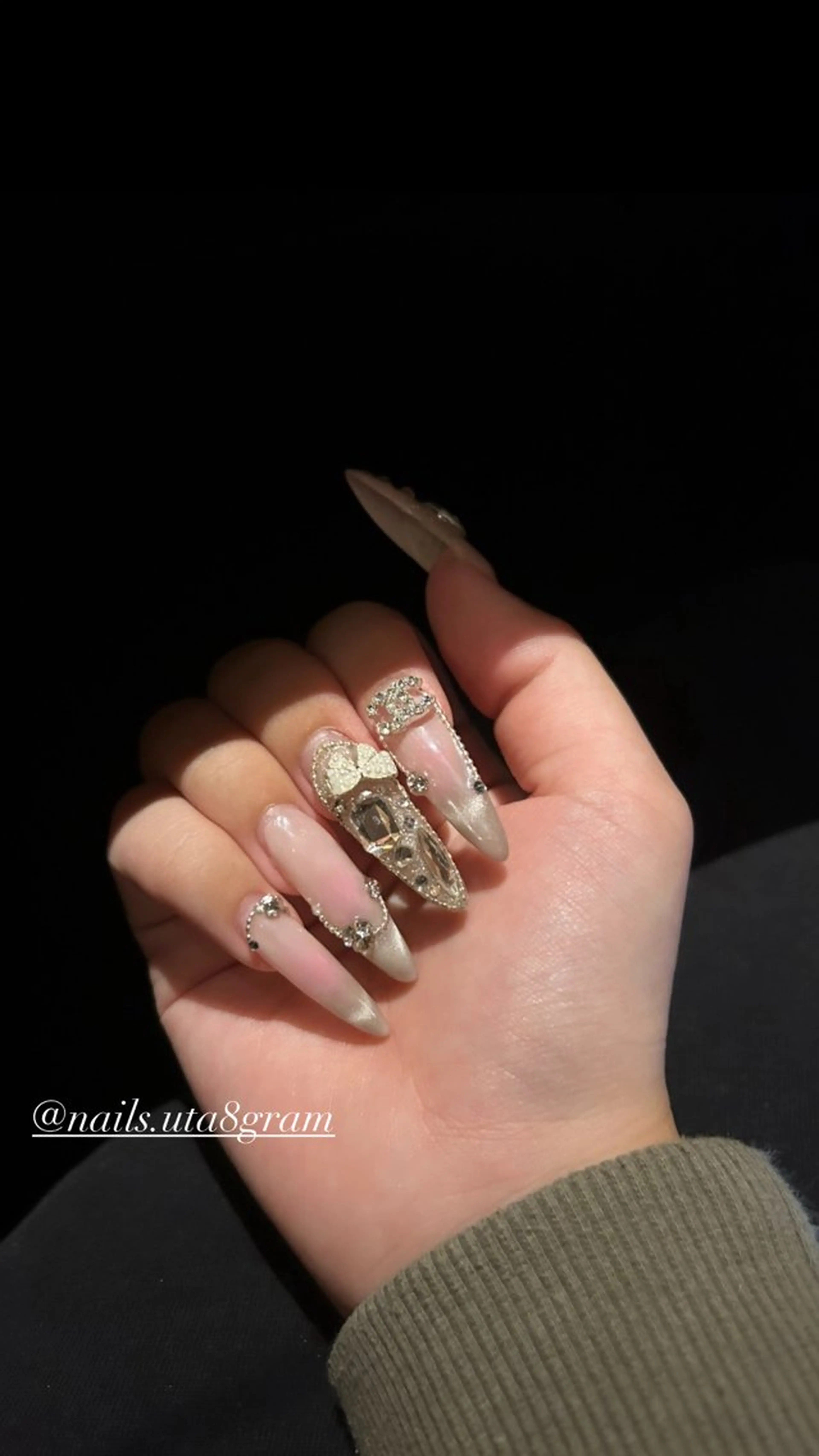 ネイル 𝐍𝐚𝐢𝐥 𝐬𝐚𝐥𝐨𝐧 𝐤𝐢𝐭𝐭𝐲所属・日妻 詩葉のネイルデザイン