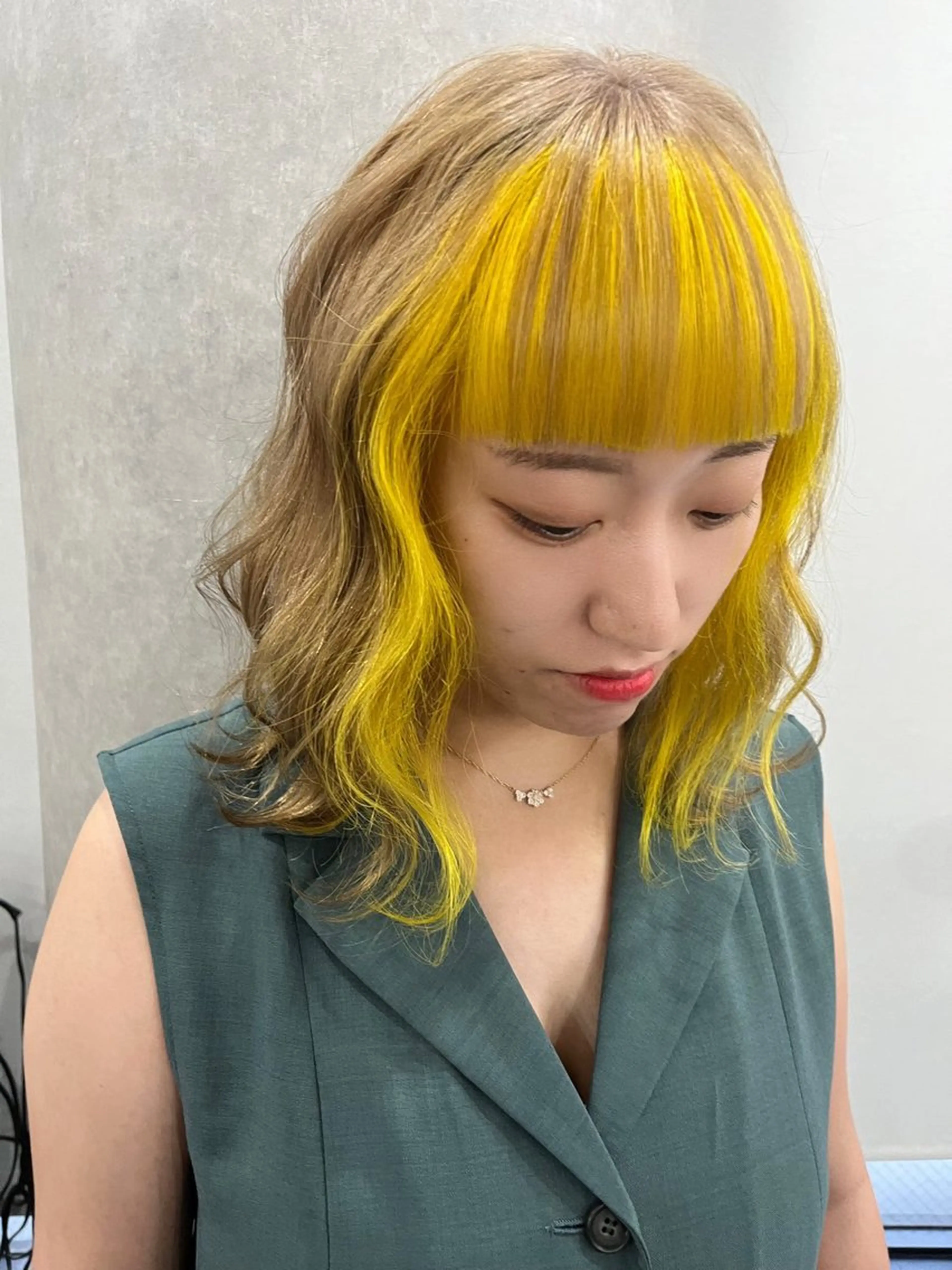 ミディアム イエローカラー 梅田韓国ヘア kiara🩷彡のヘアスタイル