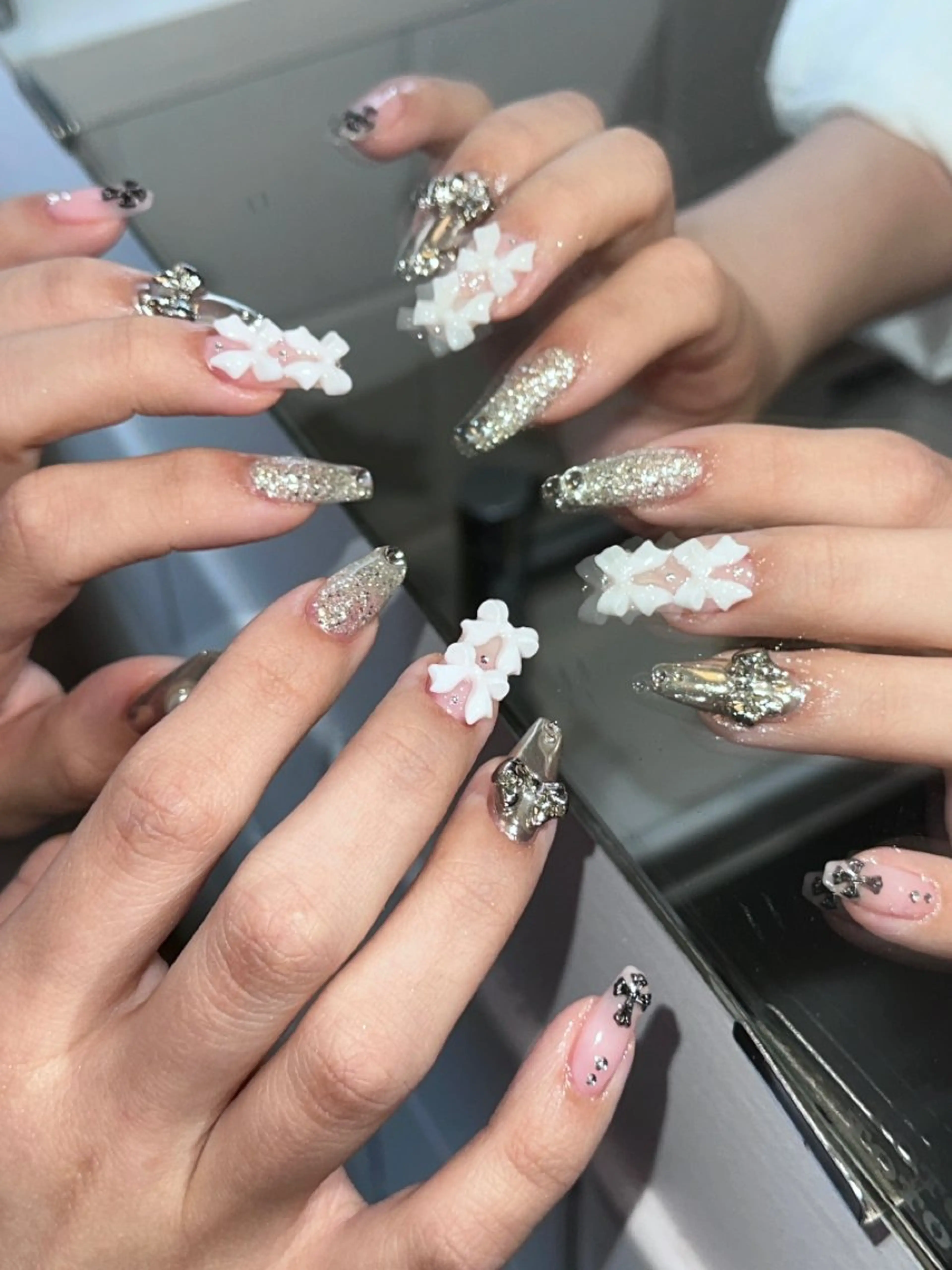 ネイル 持ち込み ハンドネイル ♱˖⁺ 𝒎𝒐𝒑𝒊 ⁺のネイルデザイン