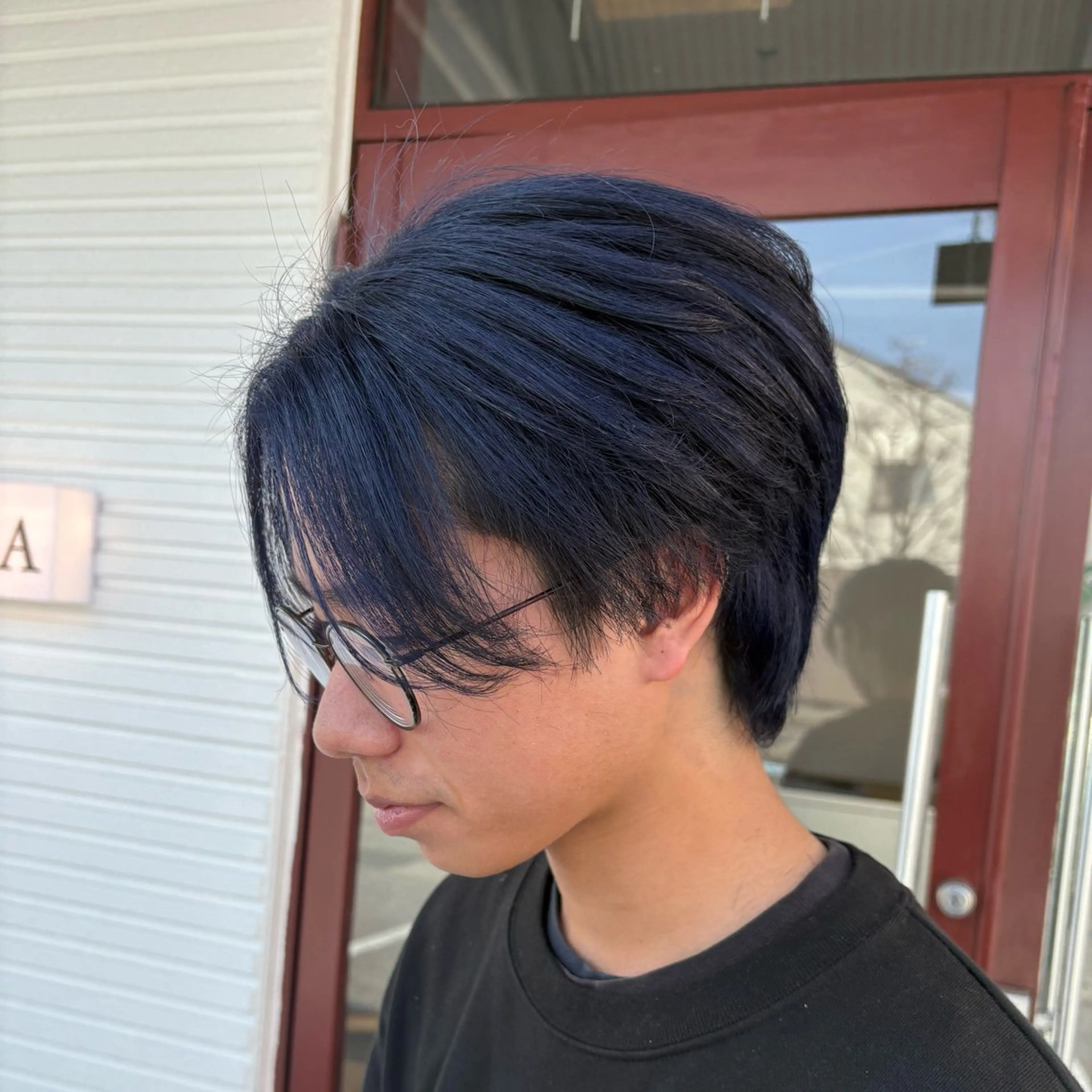カラー メンズ センターパート ネイビーカラー カット ヘアカラー GISELA サリナのヘアスタイル