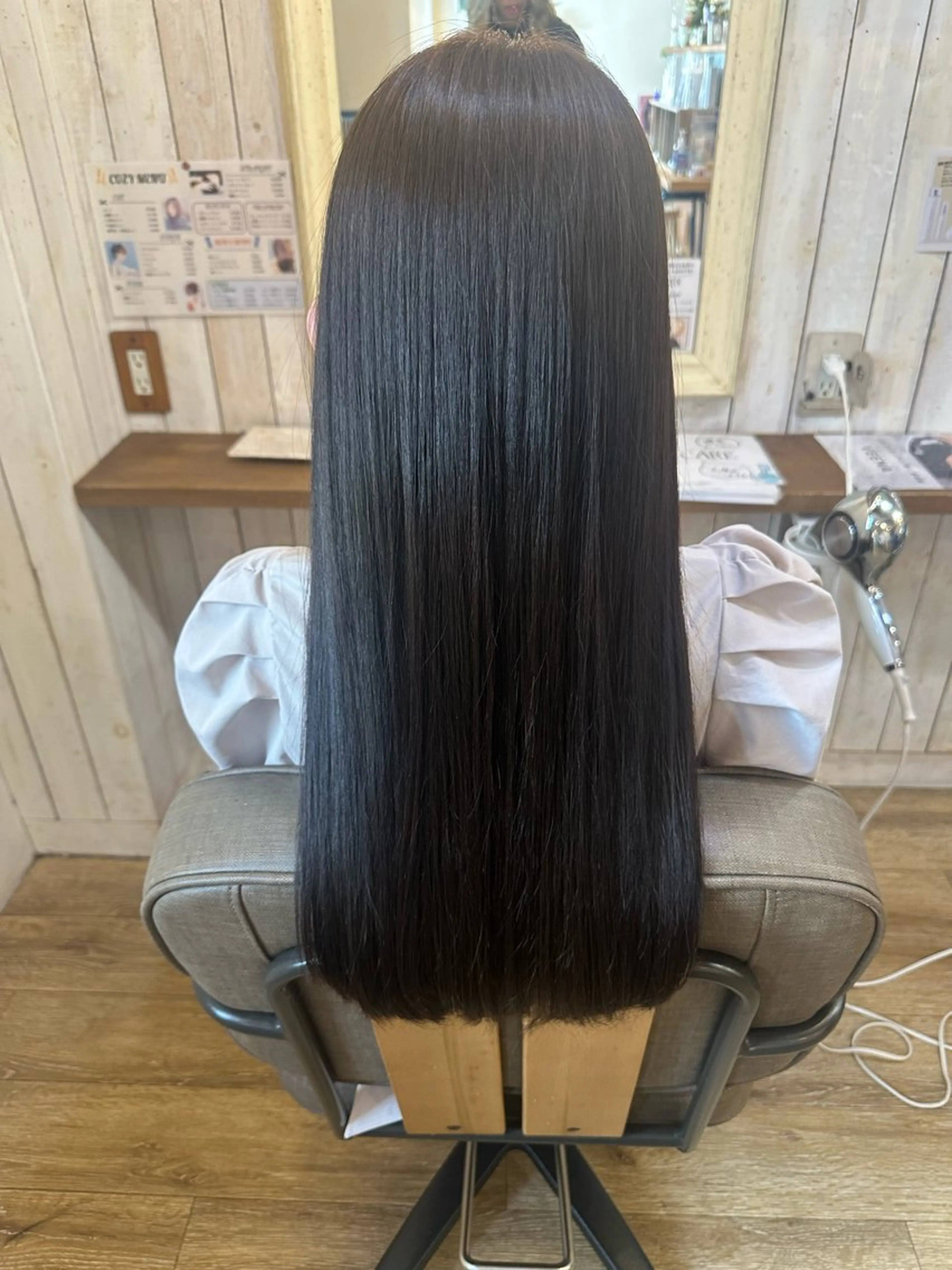 セミロング カット ヘアカラー トリートメント 髪質改善／艶髪/ 透明感カラー/サラのヘアスタイル