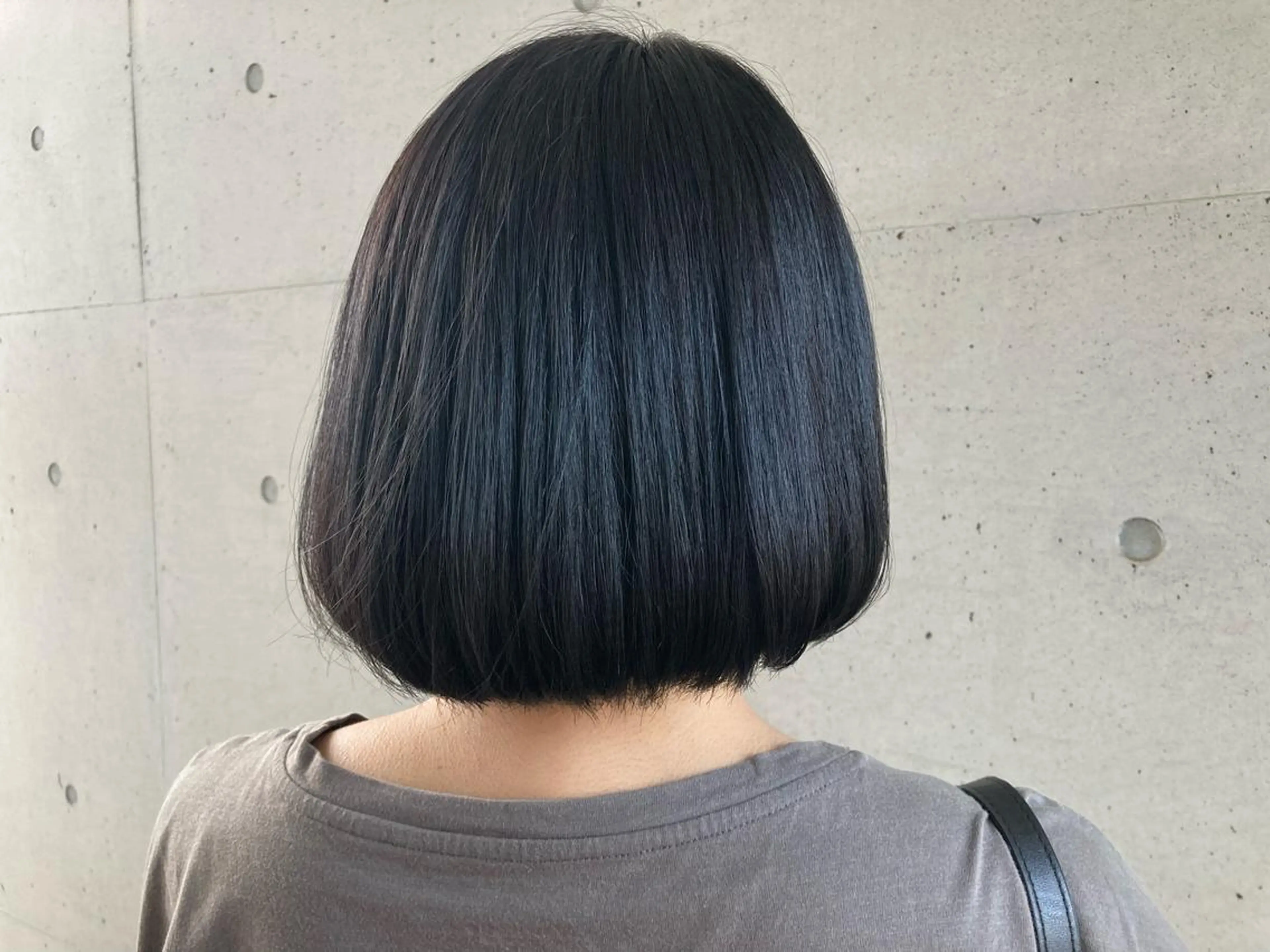 ミディアム カラー 岸田 莉奈のヘアスタイル