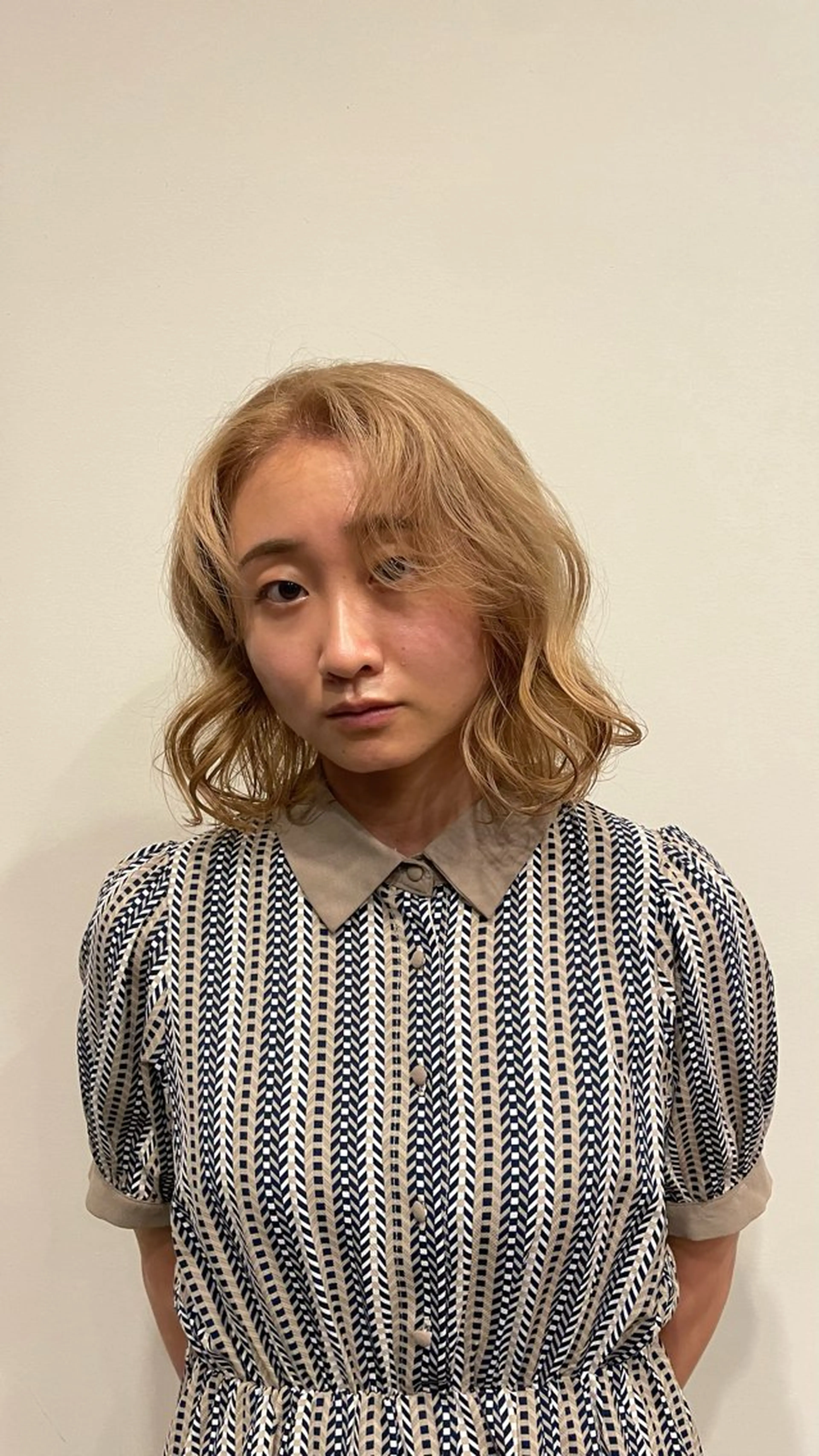 セミロング カラー ブリーチ ブロンド BUDDYHAIR  SPA所属・ヤスダ ホノカのヘアスタイル