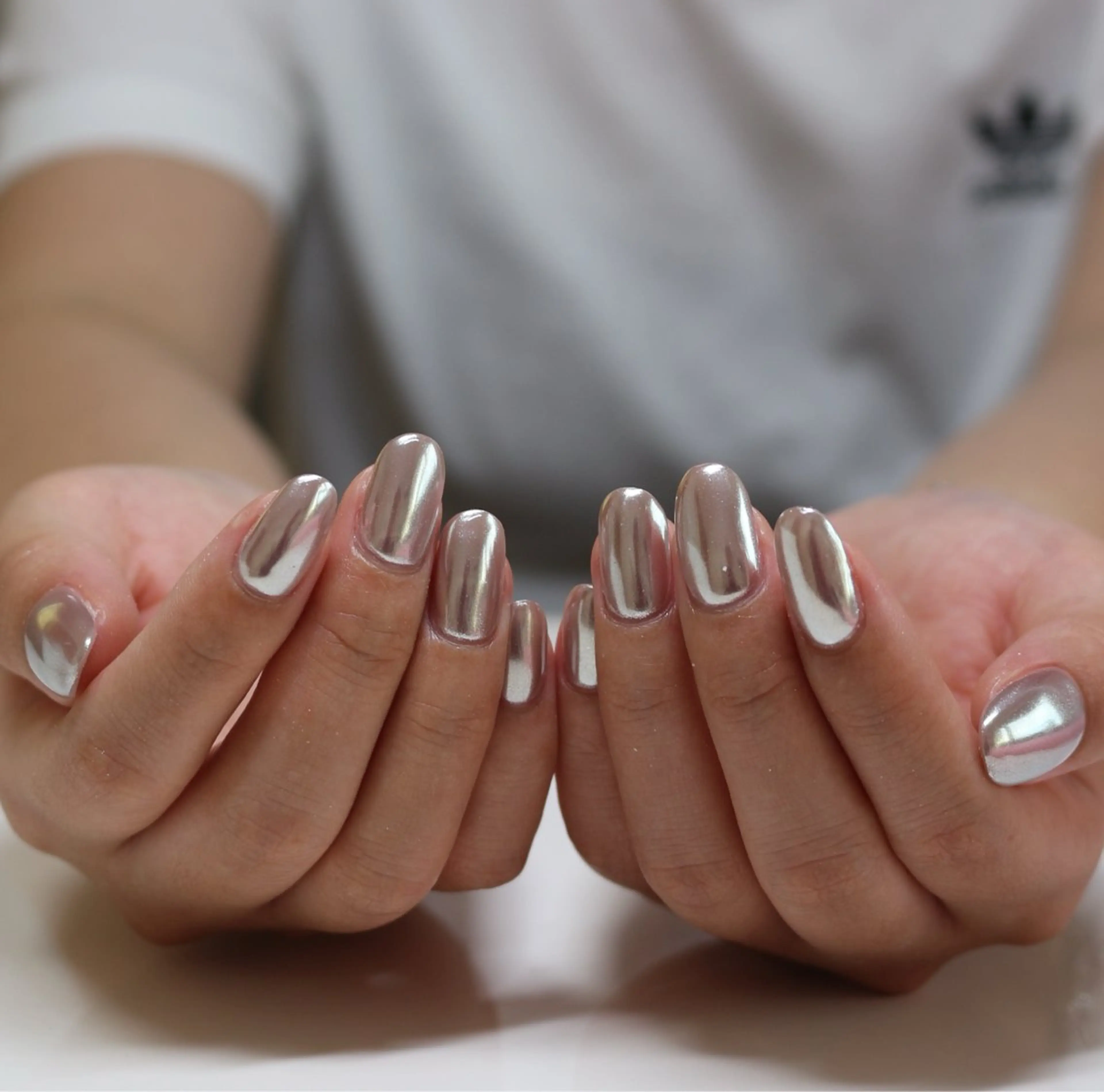 ネイル キラキラネイル ミラーネイル シルバー ハンドネイル Baku Nailsのネイルデザイン