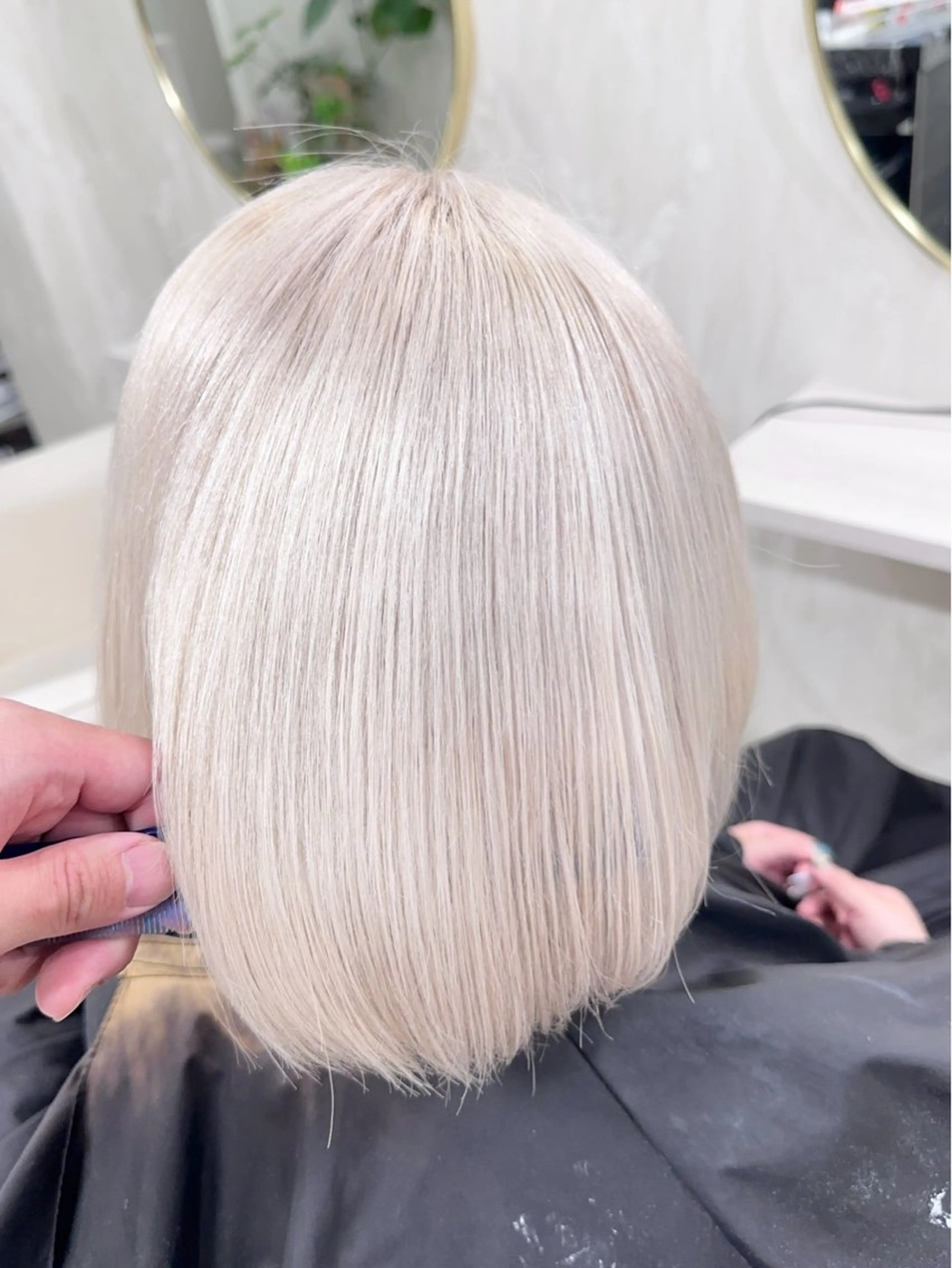 ミディアム ヘアカラー 前髪カット🩶レイヤ ー🩶ハイトーン🩶のヘアスタイル
