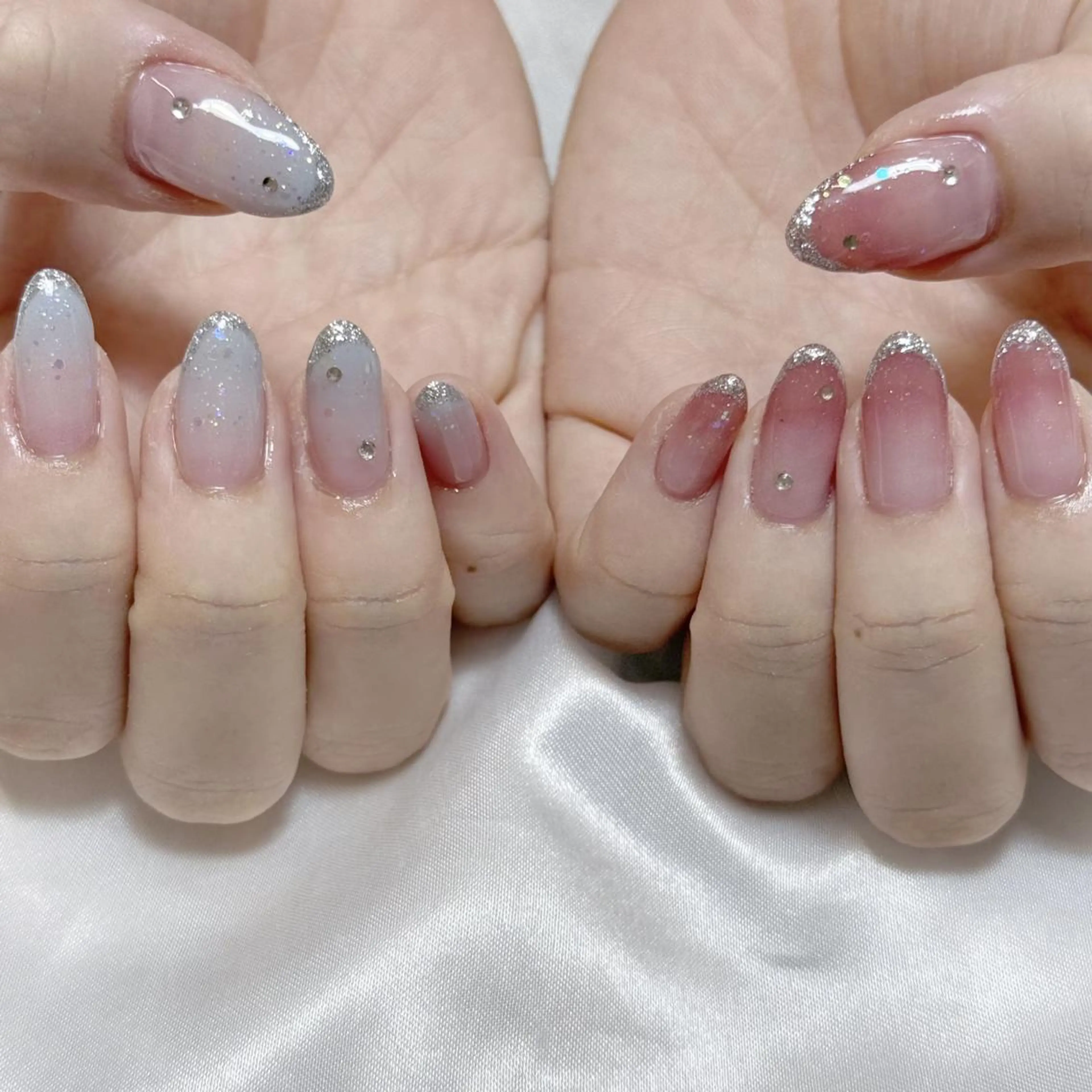 ネイル グラデーション キラキラネイル 水色 ピンク ワンホンネイル ハンドネイル 🖤fein. aoyama🖤のネイルデザイン