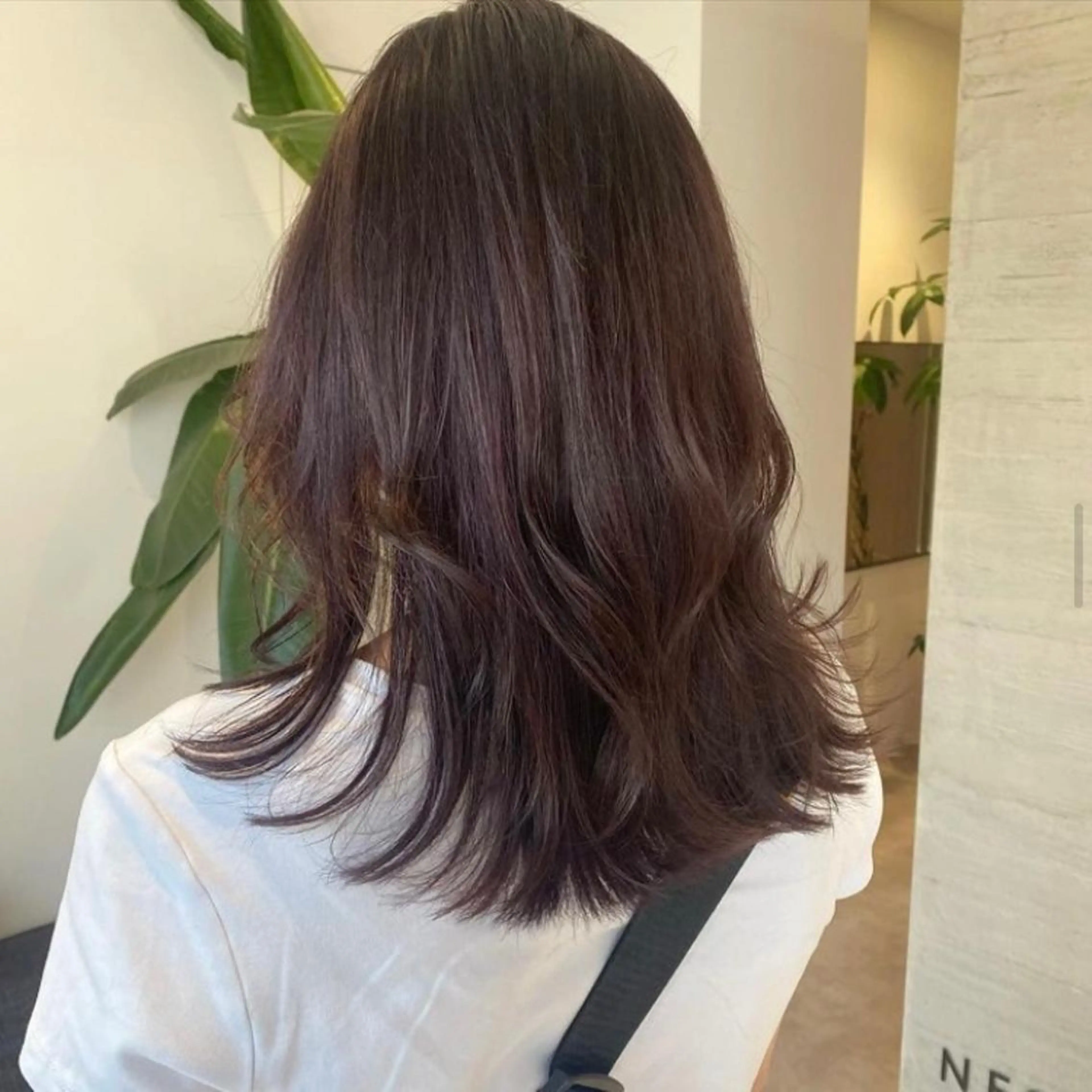 セミロング カラー パープルカラー サキ🤍ハイトーン 🩰くびれ巻きヘアのヘアスタイル