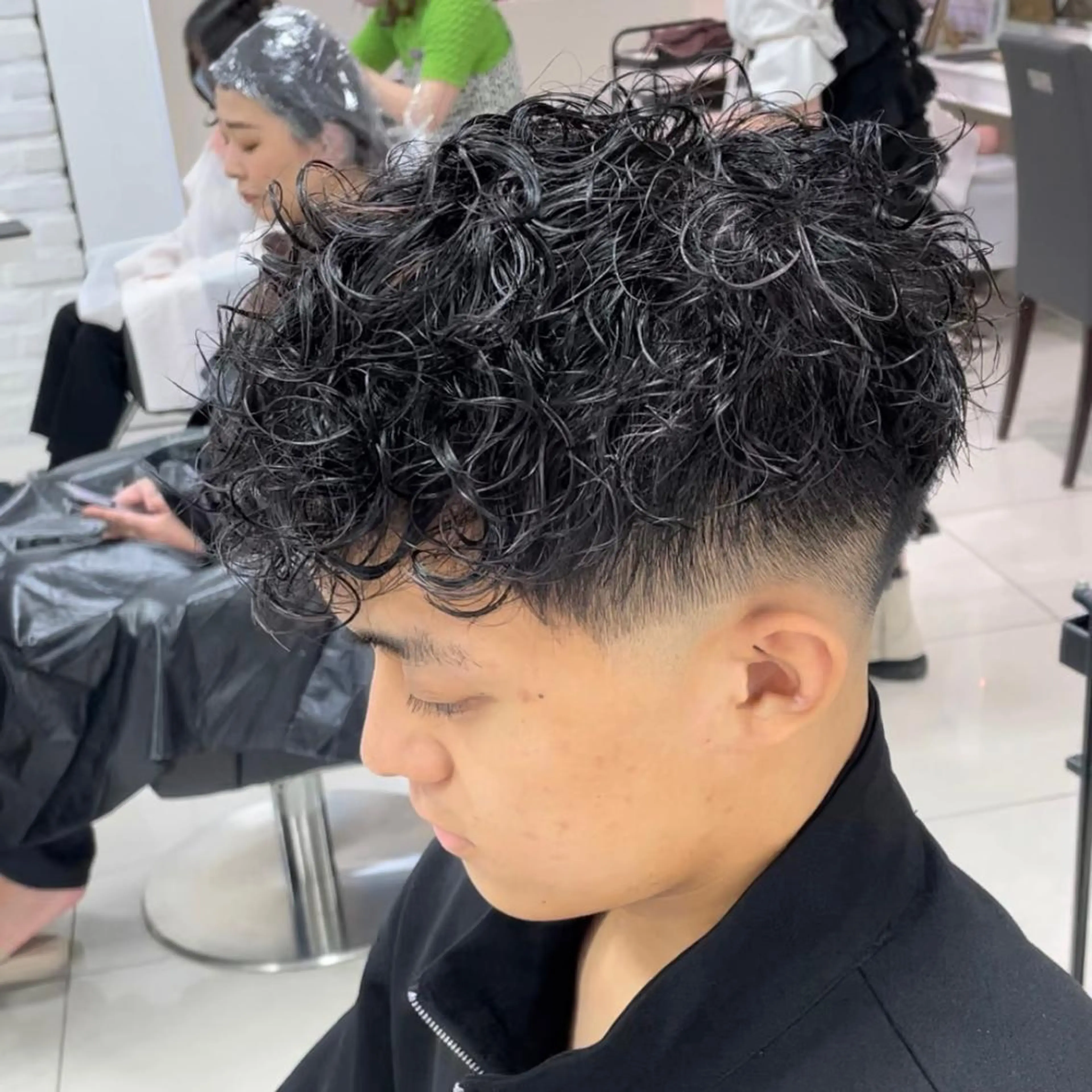 ショート カラー パーマ メンズ メンズパーマ スペインカール 波巻きパーマ カット ヘアカラー パーマ フェザーパーマ職人 🪶ryosukeのヘアスタイル