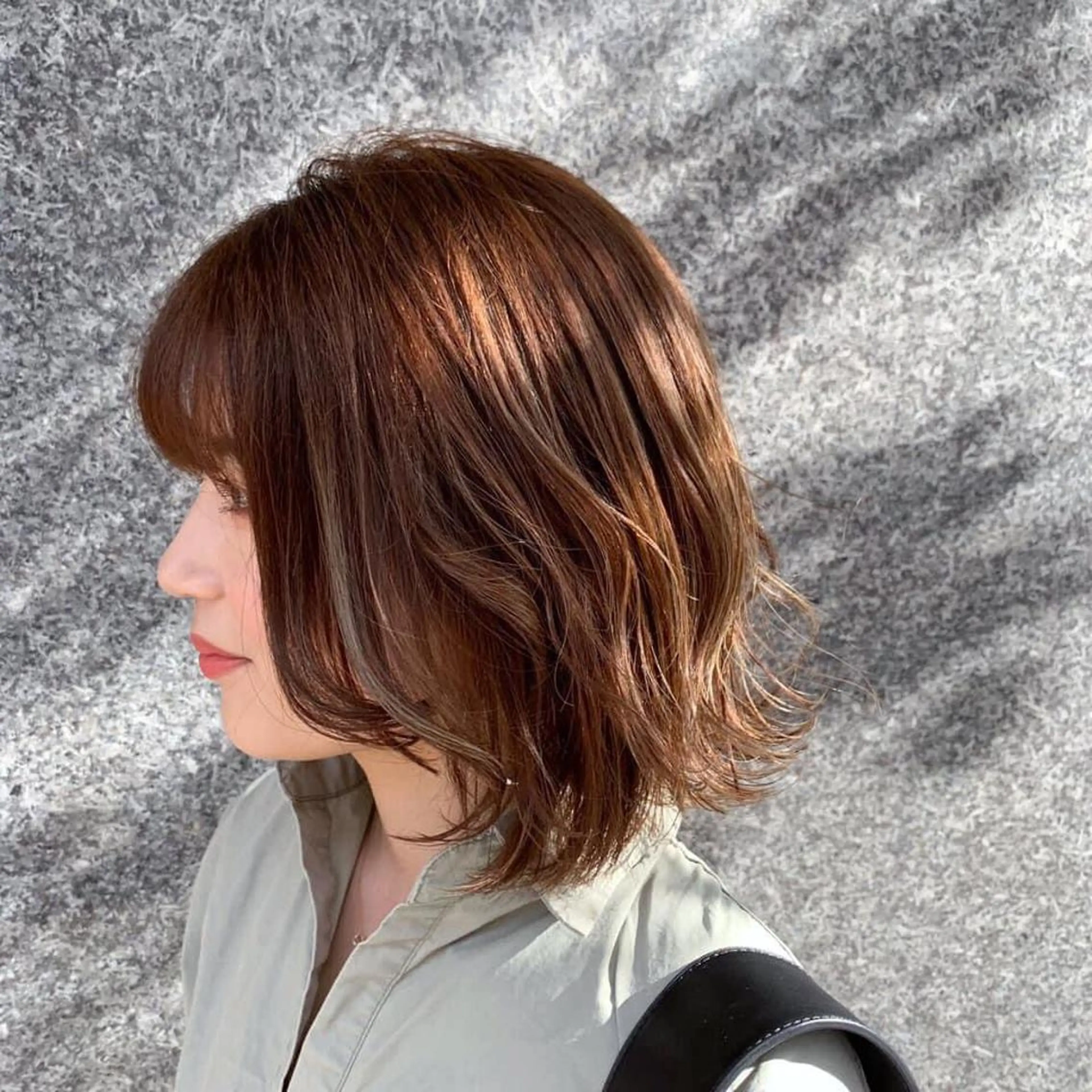 ミディアム ブリーチなしカラー/ 顔周りレイヤーカットのヘアスタイル