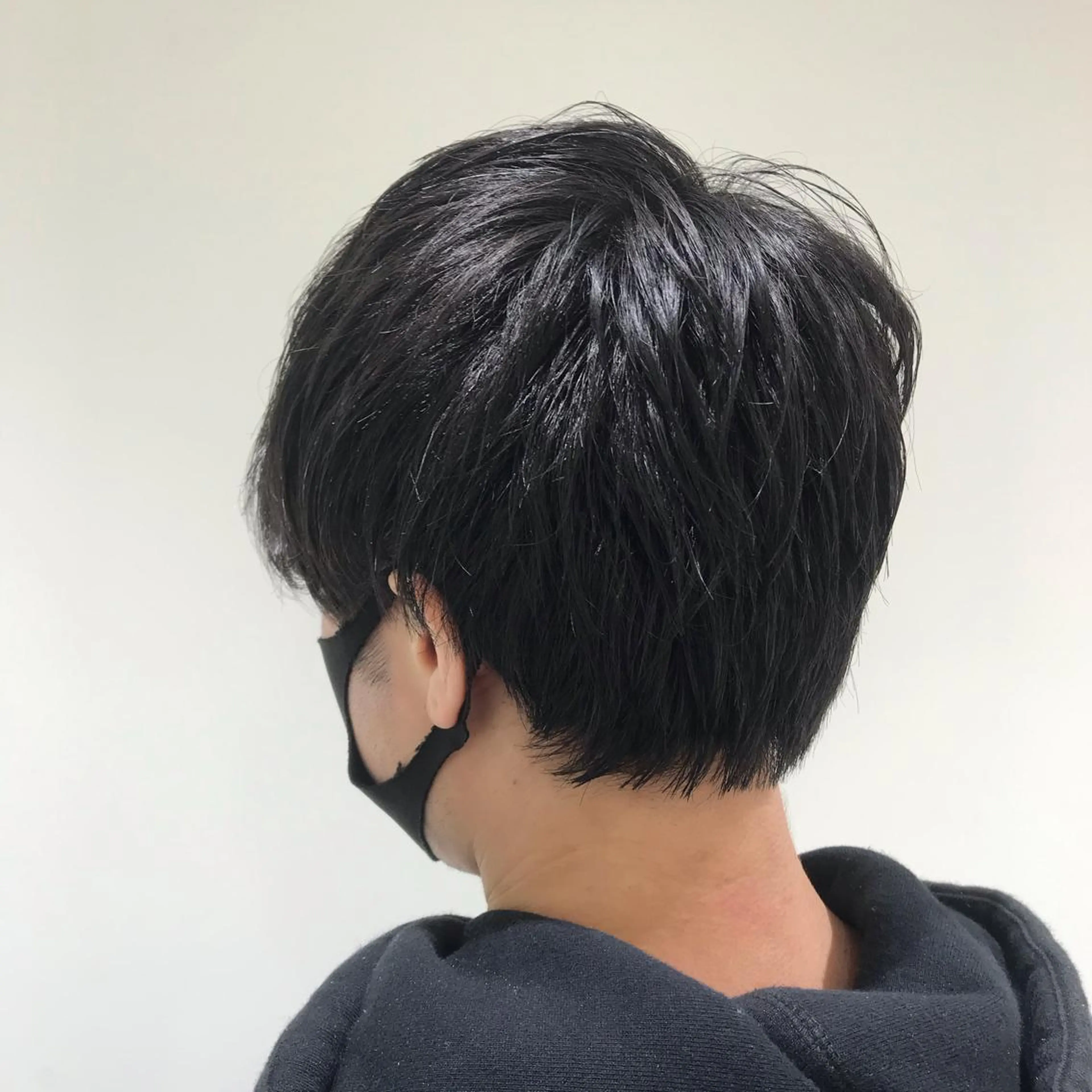 ショート メンズ マッシュ 刈り上げ カット 暖色カラー🌹 中山由梨のヘアスタイル