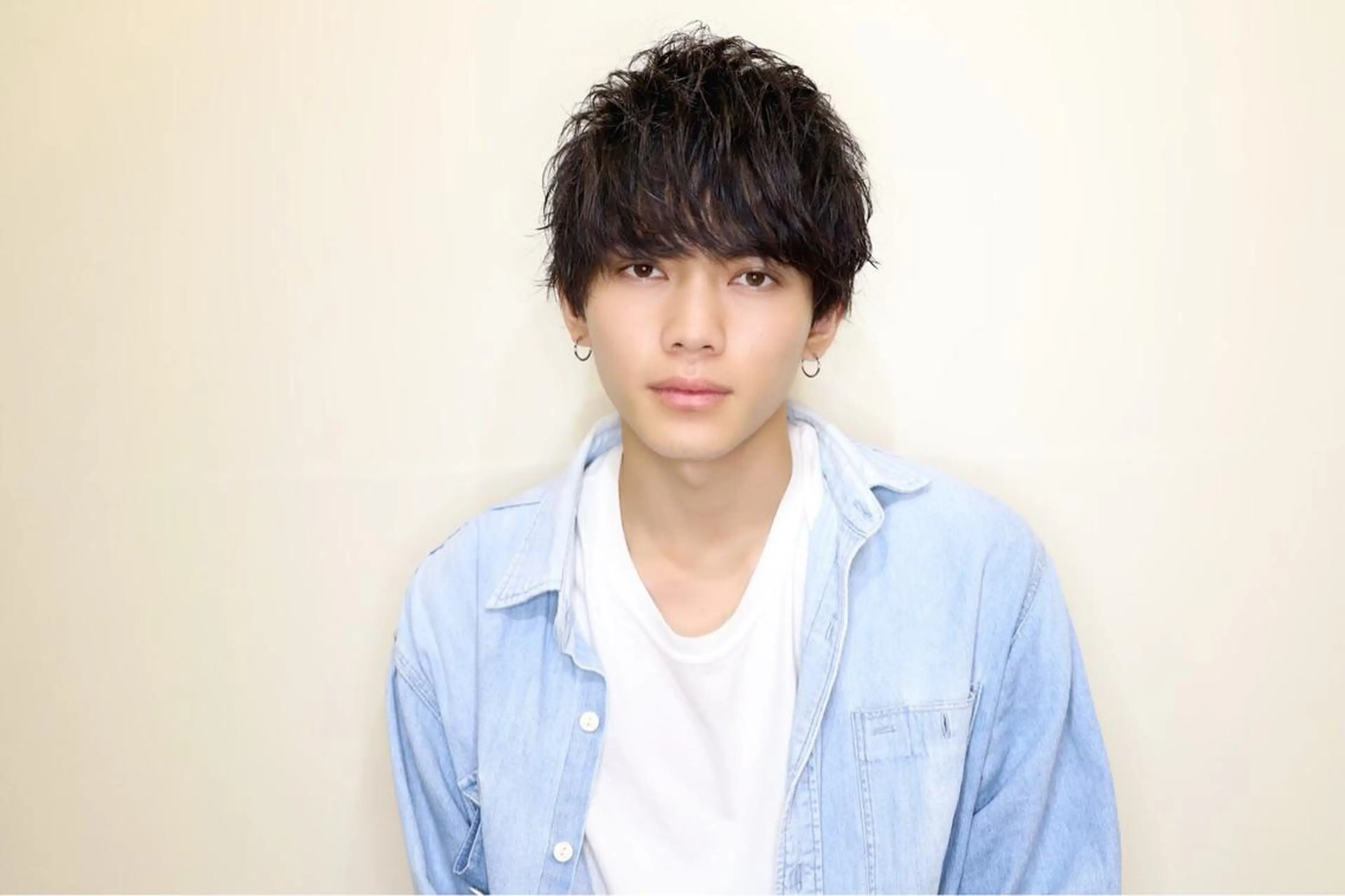 ショート メンズ シールエクステ メンズバレイヤージュ メンズブリーチ メンズハイライト メンズハイトーン 西口徒歩20秒 寒色 カラーミディアムヘアのヘアスタイル