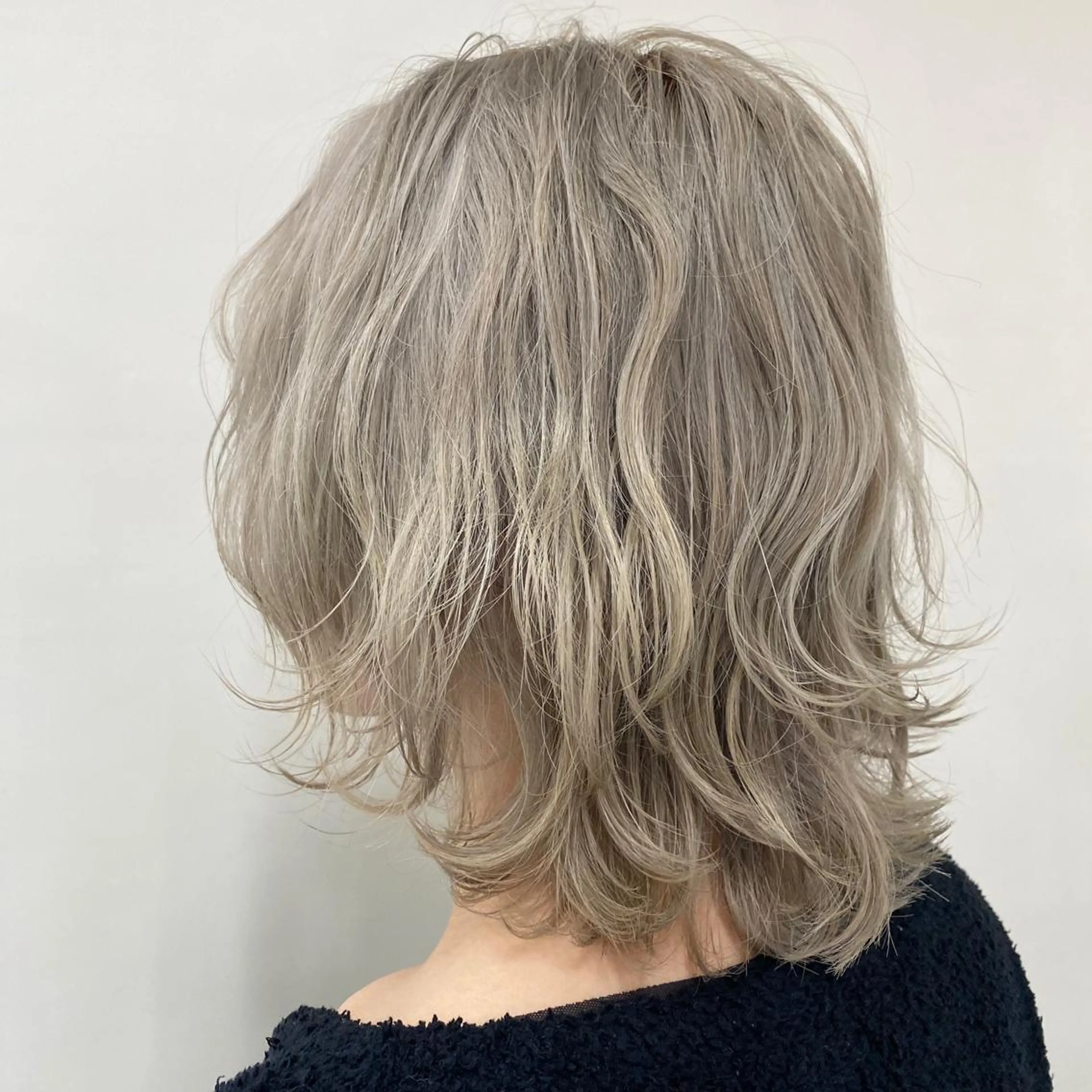 ミディアム カラー ベージュカラー ブリーチ ヘアカラー エクステ ハイトーン 💭黒崎ハルカのヘアスタイル