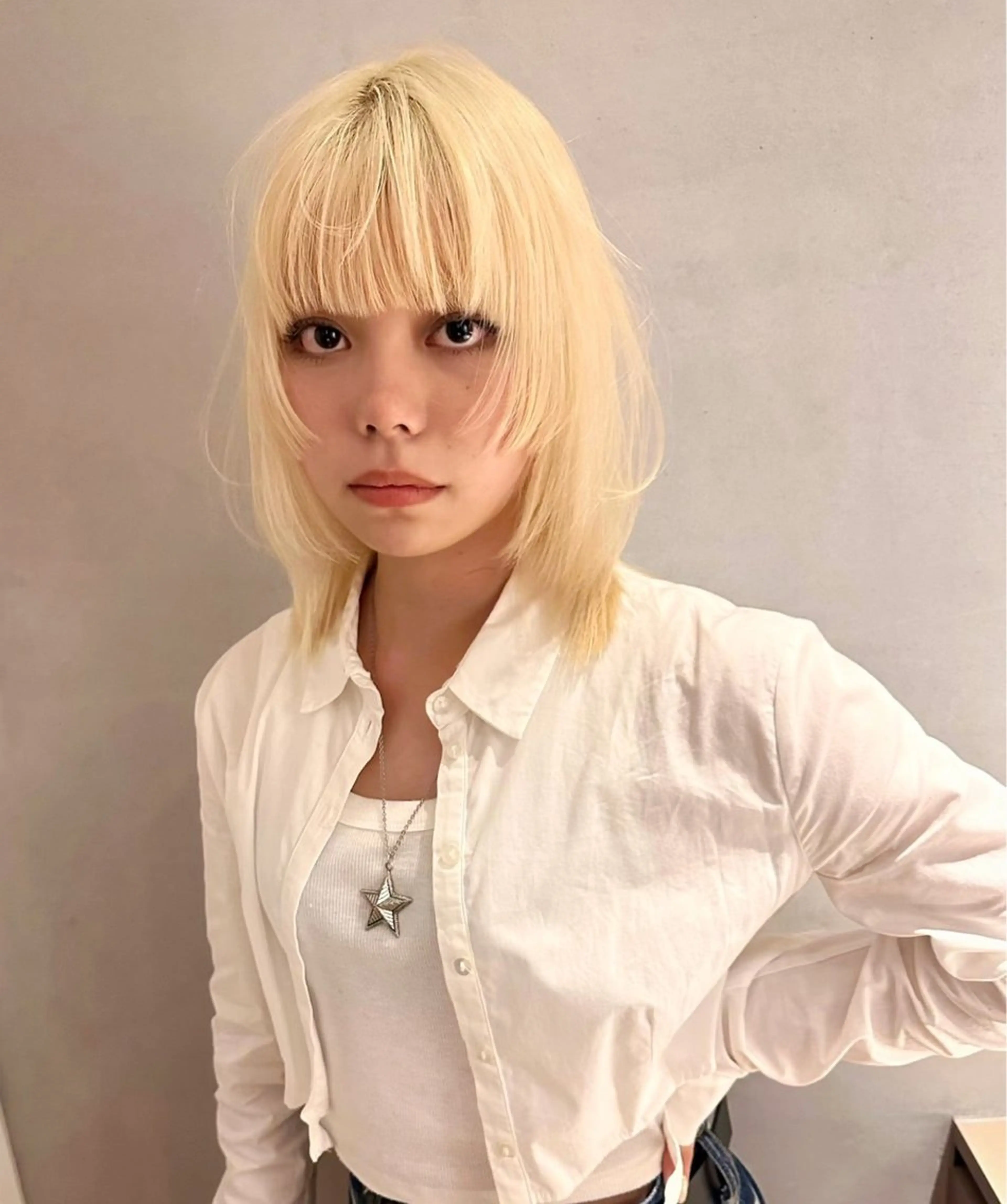 セミロング カット ヘアカラー ミルクティーベージュ outaのヘアスタイル
