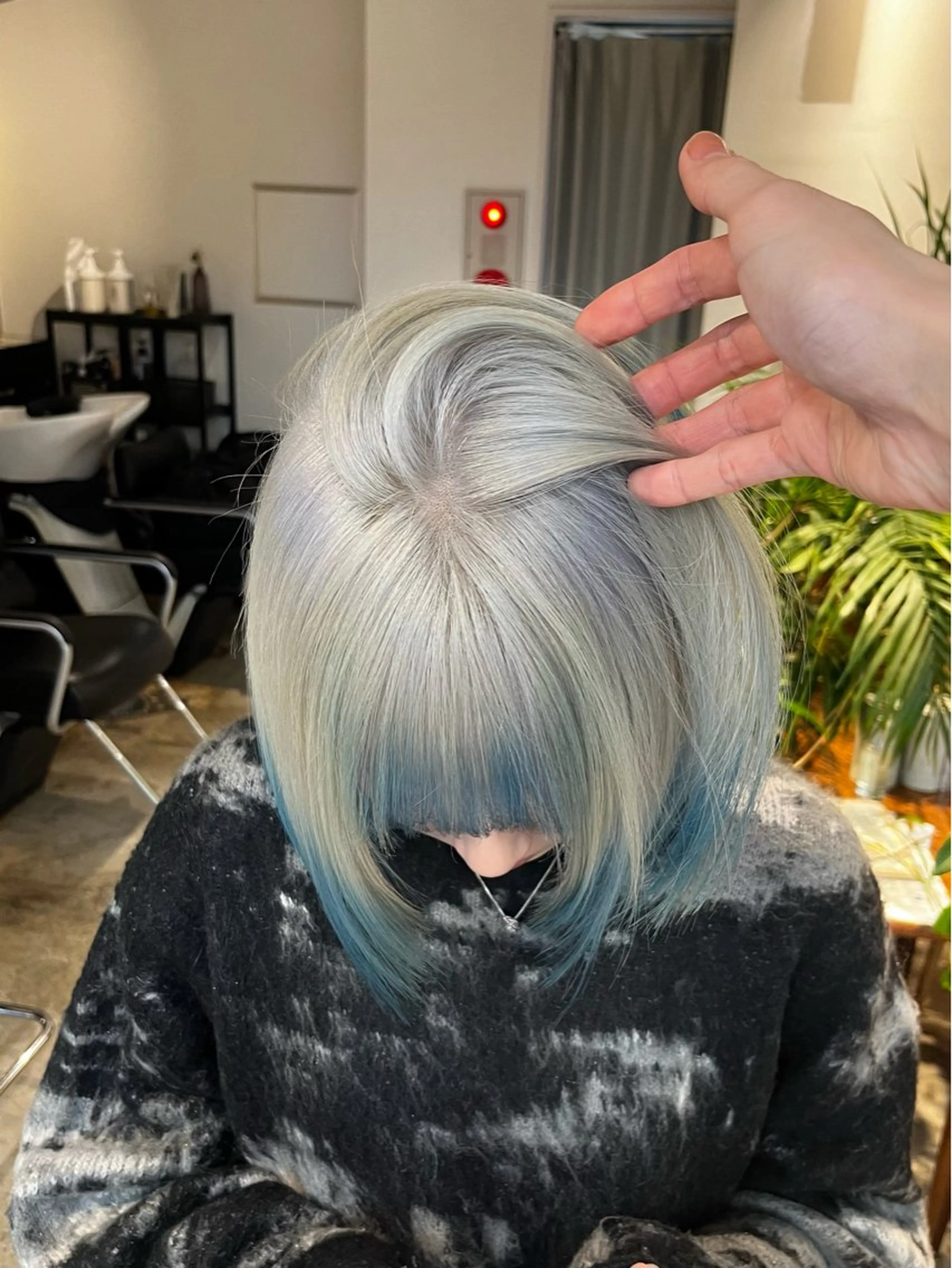 カラー ウルフとハイトーン オタク美容師のユウトのヘアスタイル