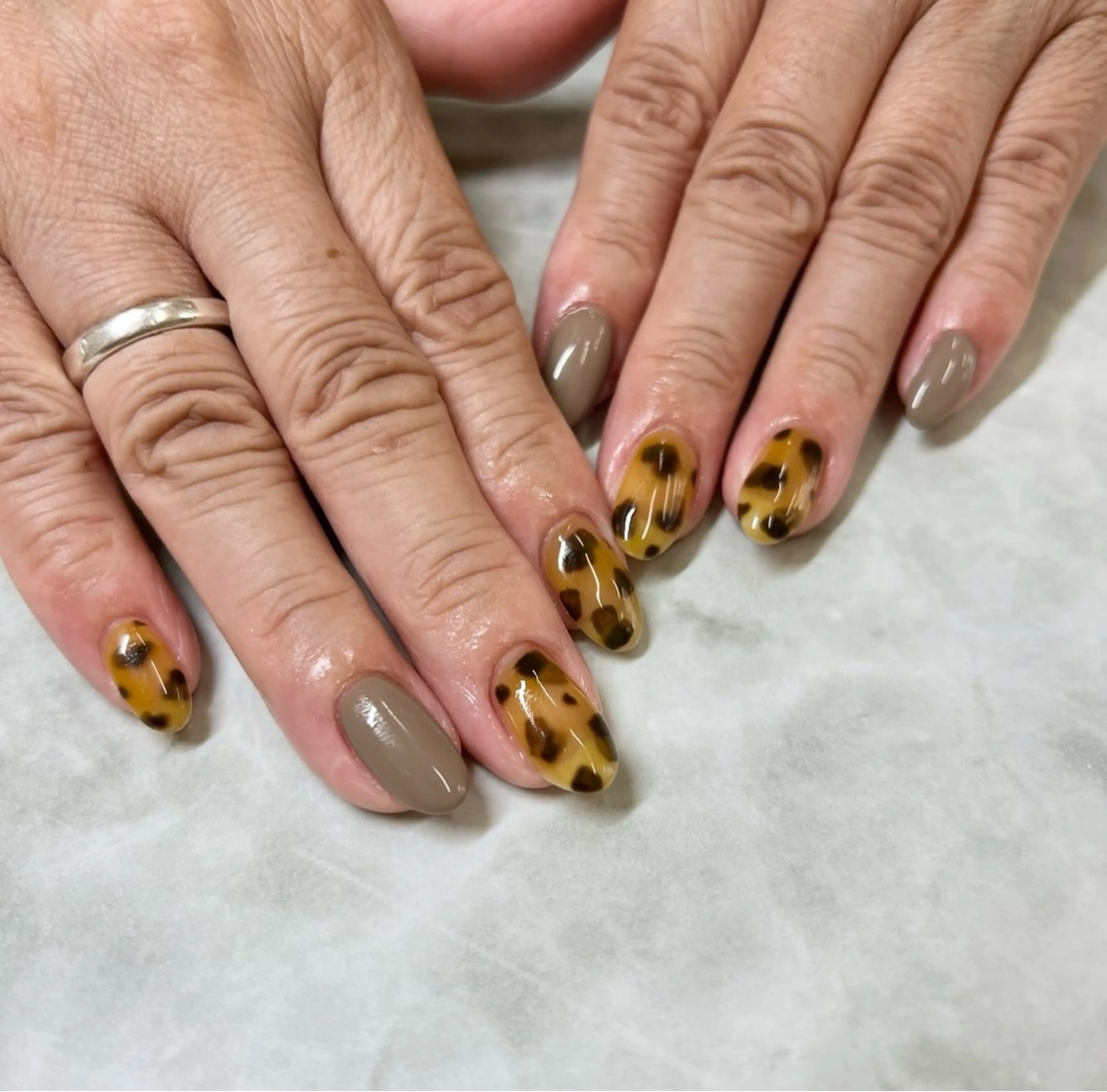 ネイル べっ甲ネイル ニュアンスネイル nailroom amyのネイルデザイン