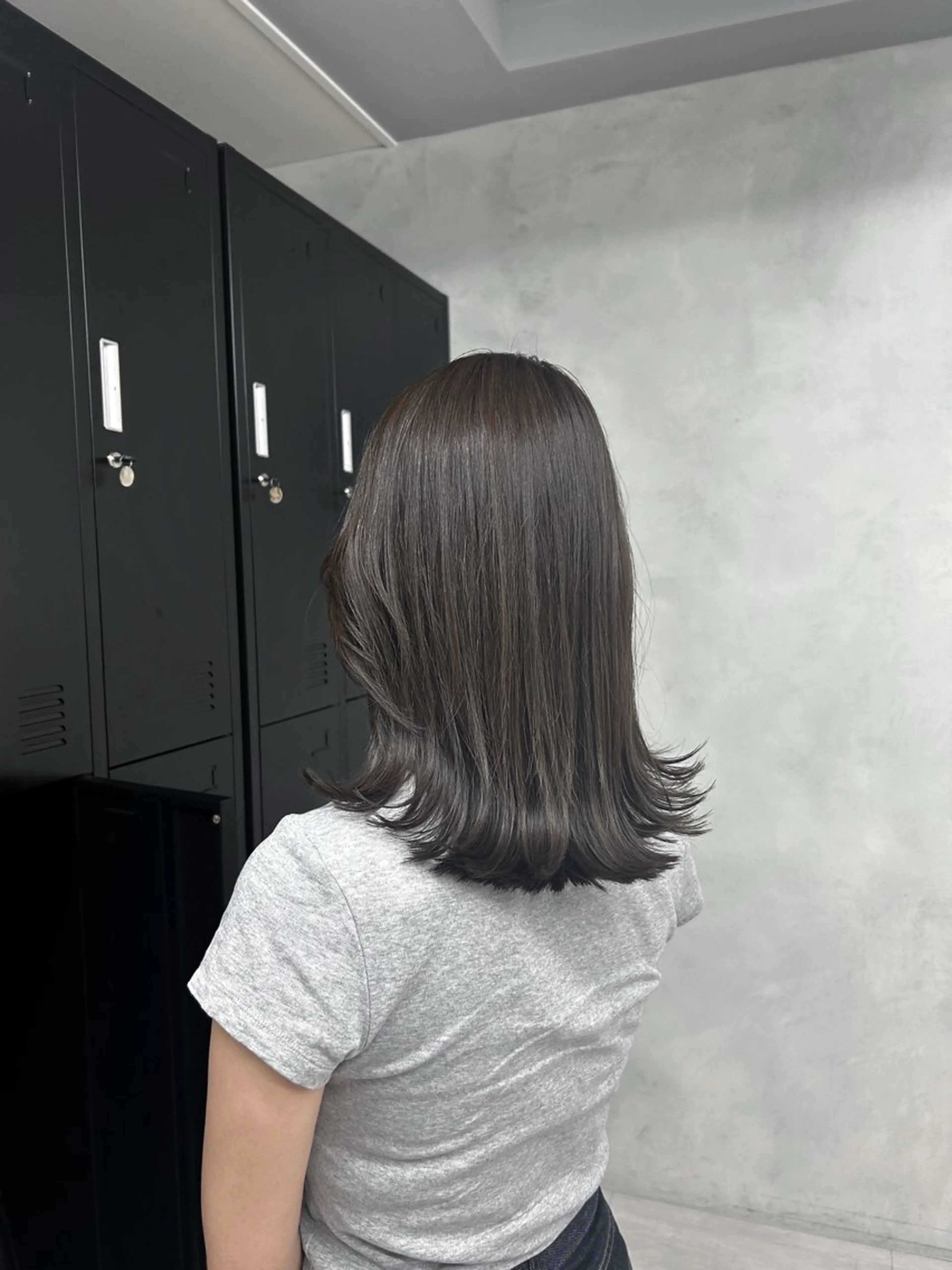 ミディアム カラー アッシュ アッシュグレー アッシュグレージュ 透明感カラー グレージュ ヘアカラー 大村 咲羅のヘアスタイル