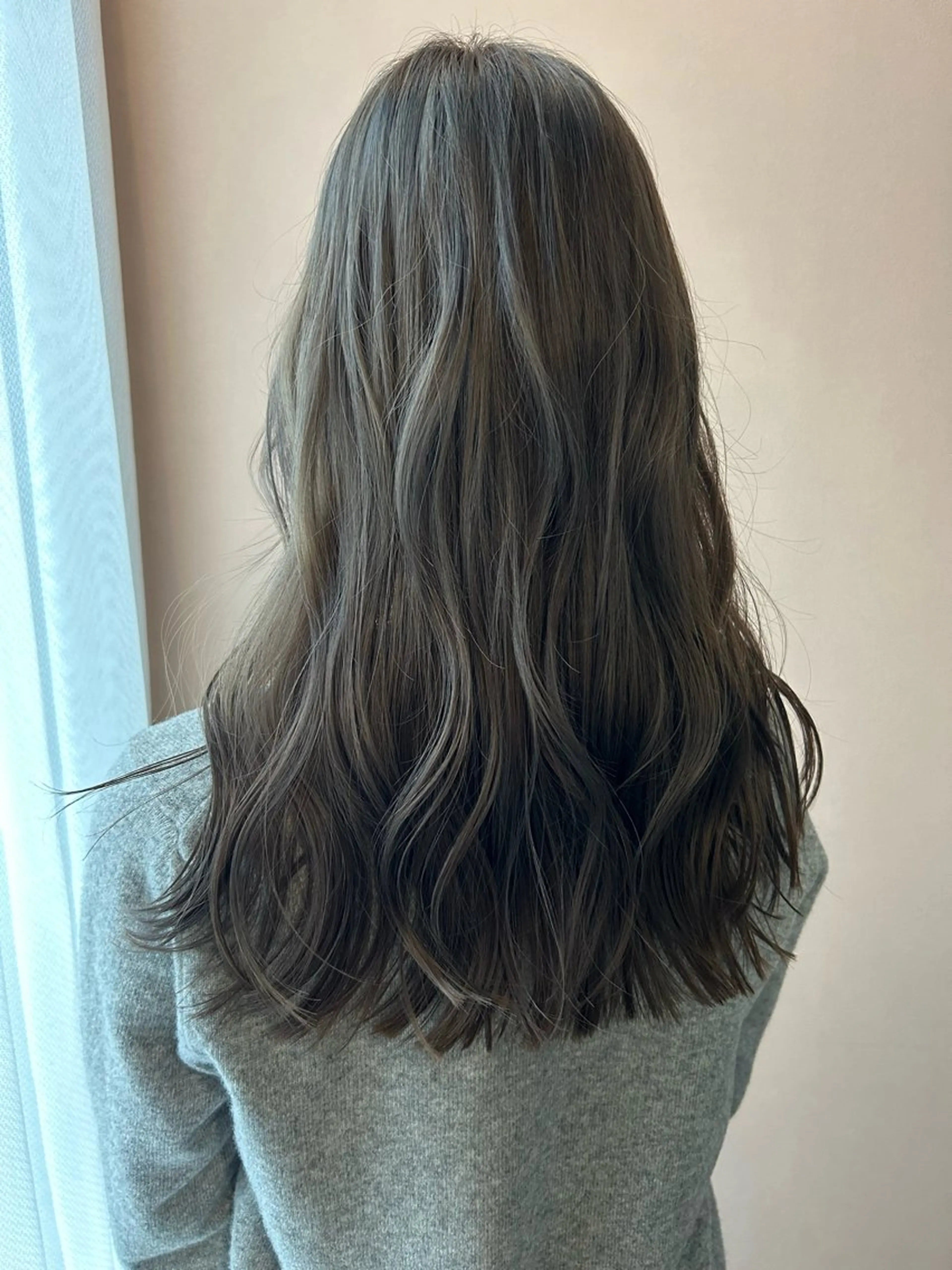 ロング カラー ブリーチ グレージュ オリーブグレージュ オリーブグレー カット ヘアカラー トリートメント hub hair レイヤー/透明感のヘアスタイル