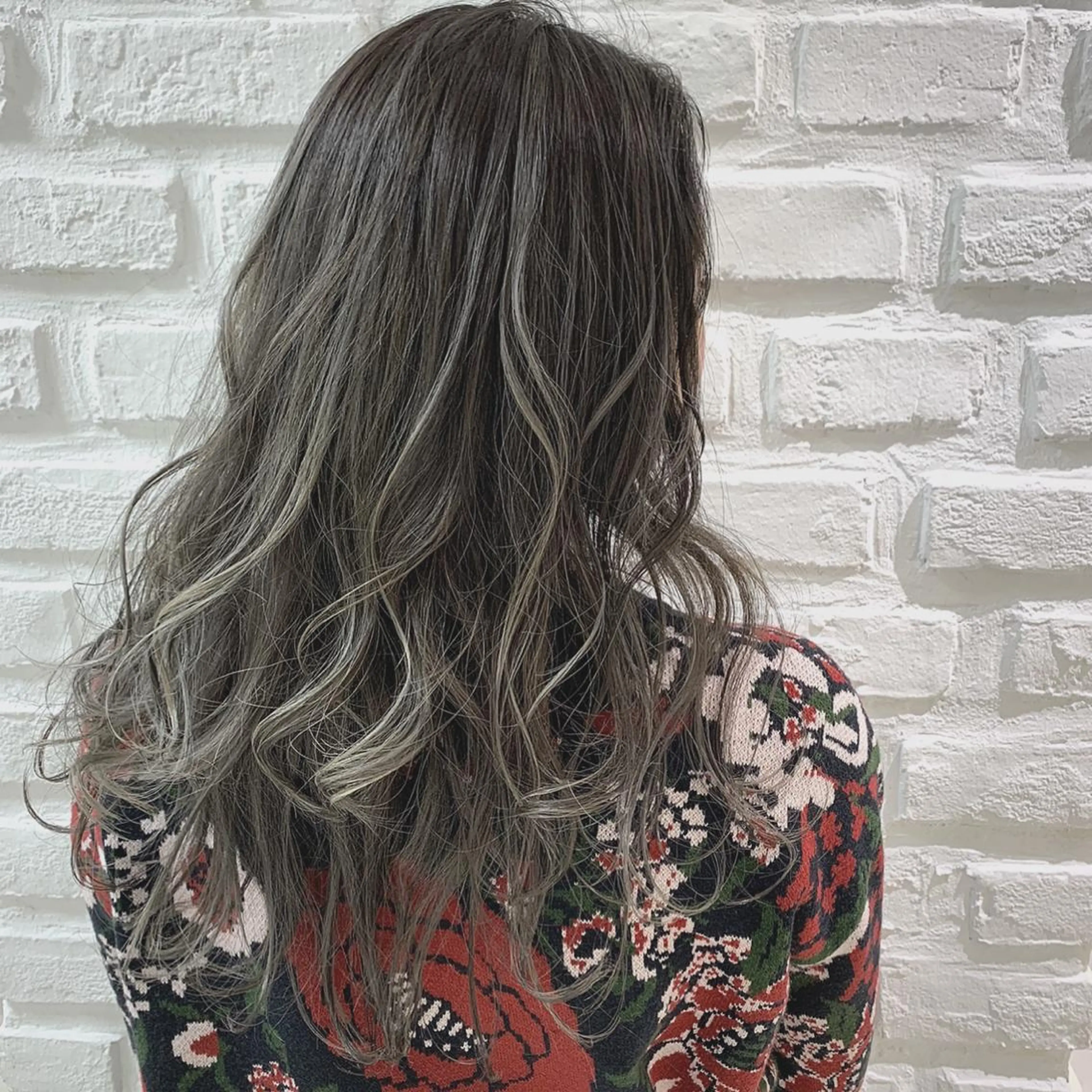 ロング カラー アッシュ アッシュグレー アッシュグレージュ ブリーチ グレージュ カット ヘアカラー トリートメント 【デザインカラー】 粥川佳日望のヘアスタイル