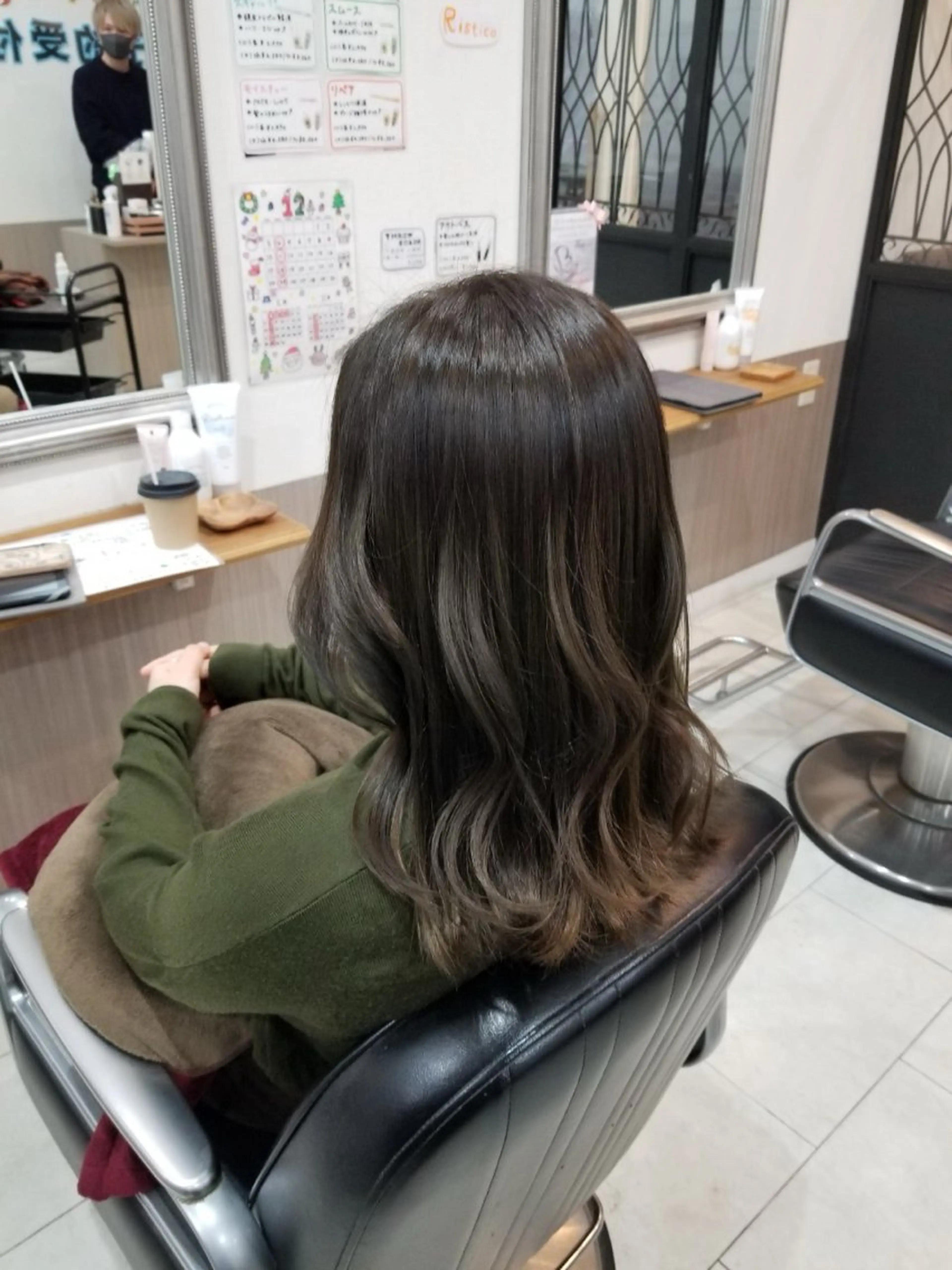 ミディアム カラー 生尾 虹水のヘアスタイル