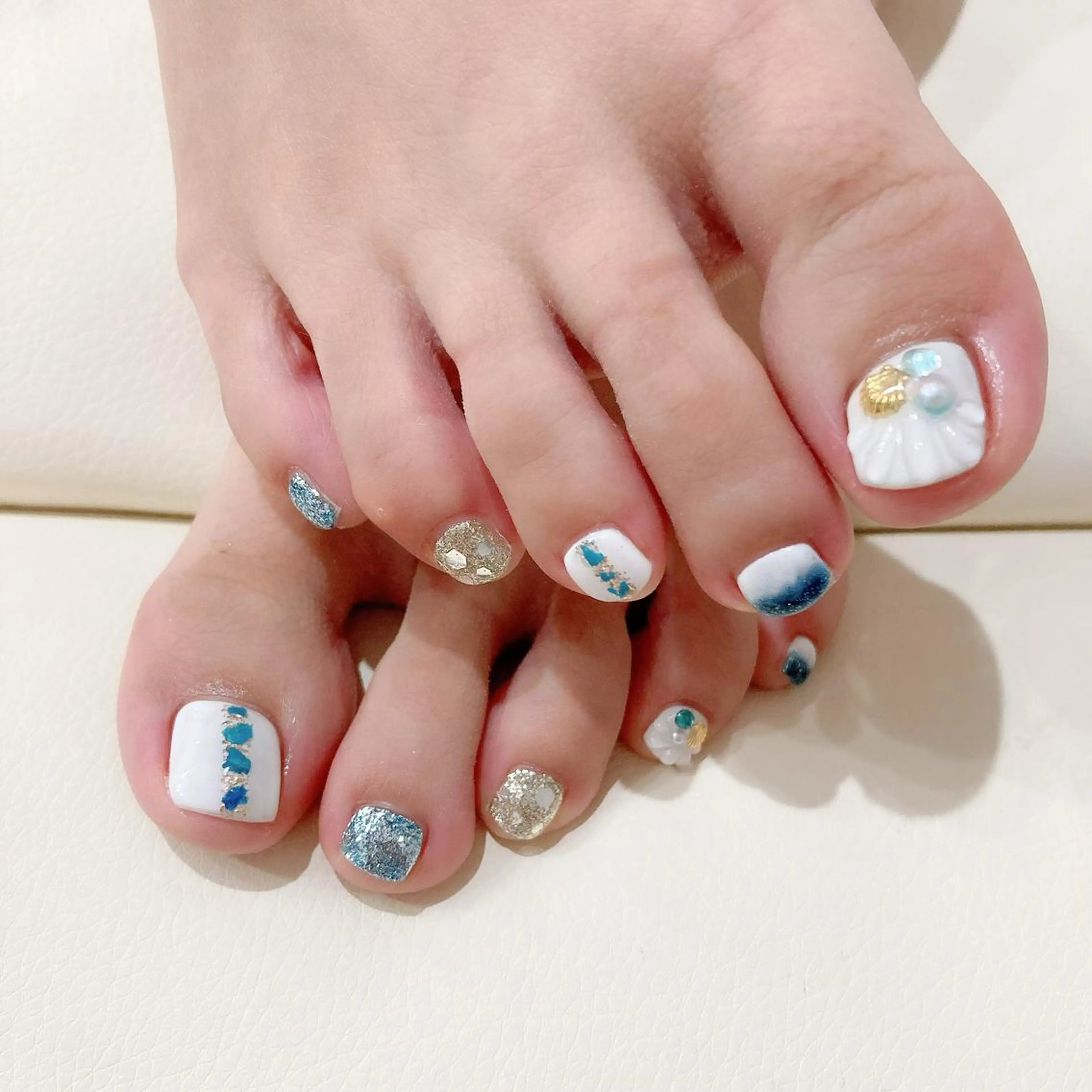 ネイル フットネイル ジェルネイル キラキラネイル パラジェル 夏ネイル フットネイル Nail Kのネイルデザイン