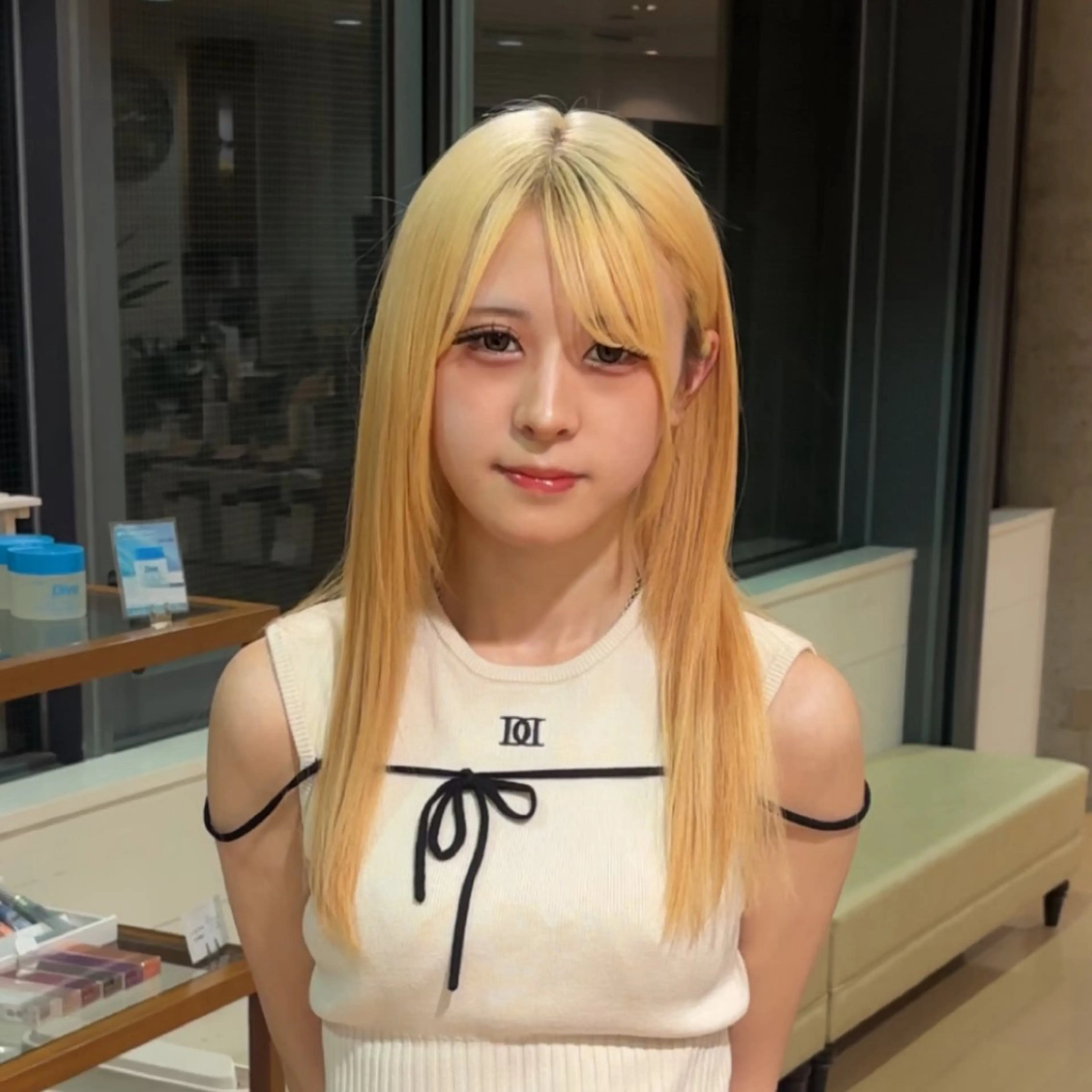 セミロング カラー aura所属・波巻きパーマ✨️ ケアブリーチカラーのヘアスタイル