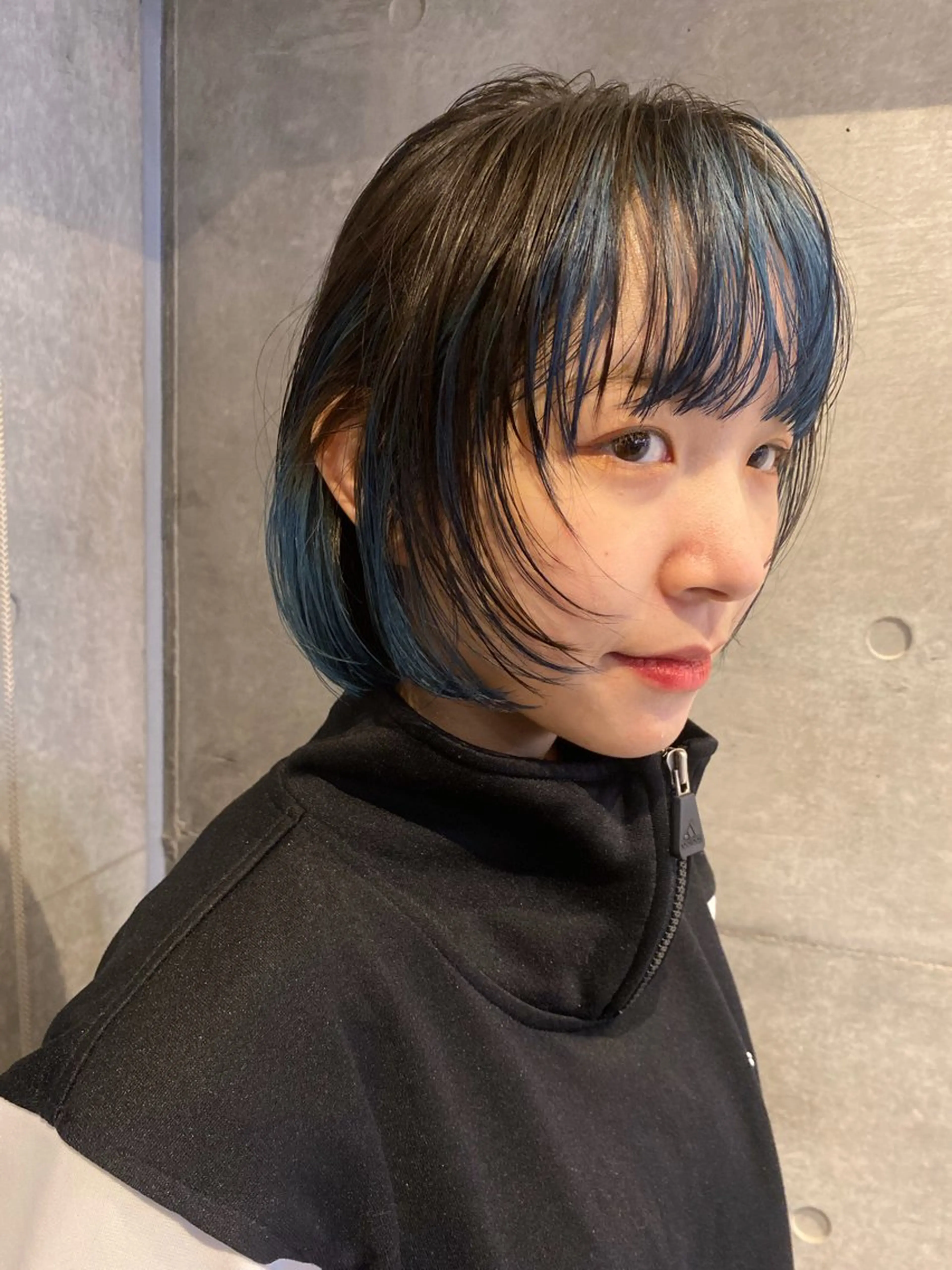 ショート カラー 室谷 侑奈のヘアスタイル