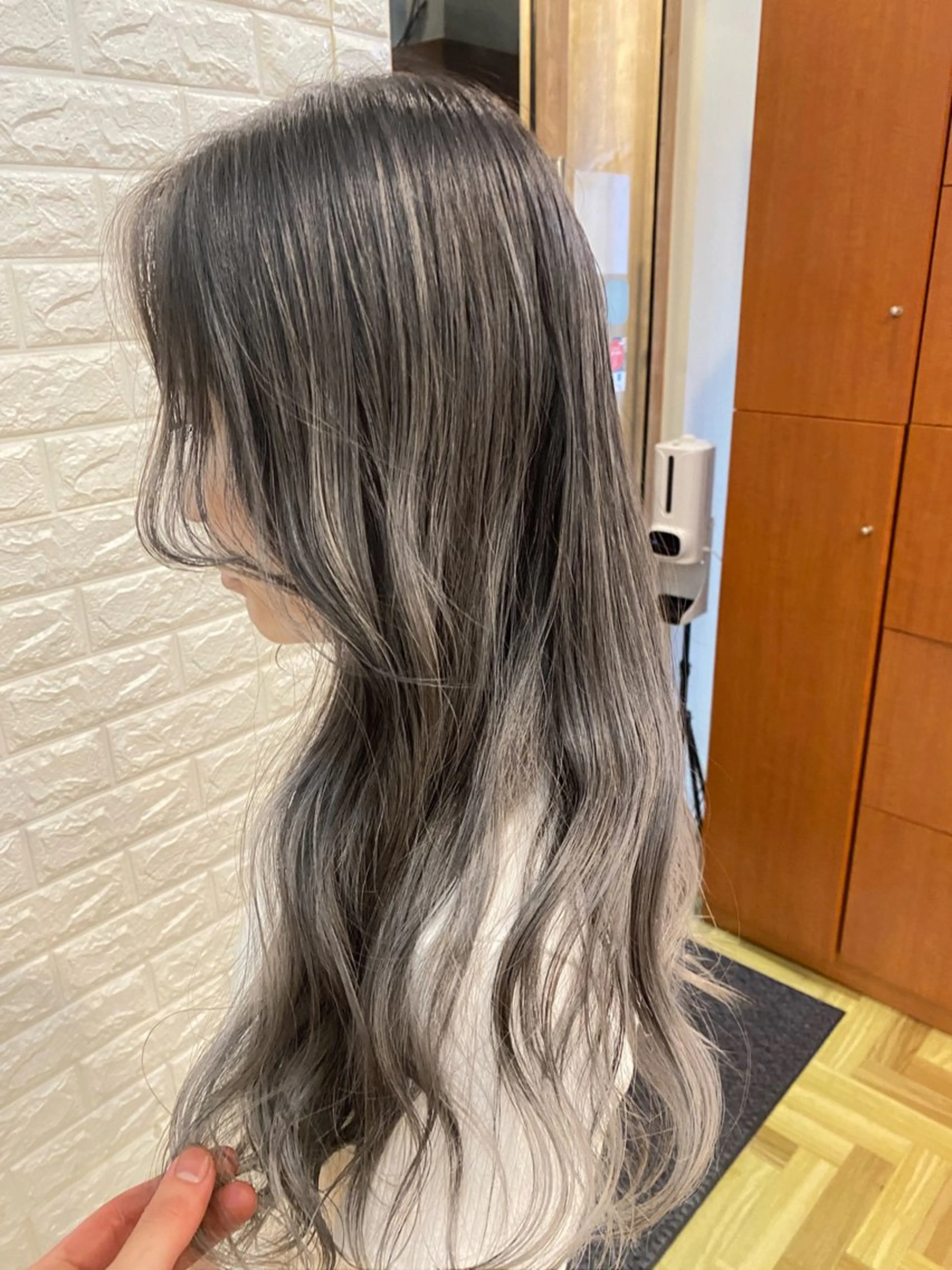 ロング レイヤーカット _WHITE難波店[アンダーバーホワイト]所属・難波/艶カラー/ 韓国風/中村嘉秀のヘアスタイル