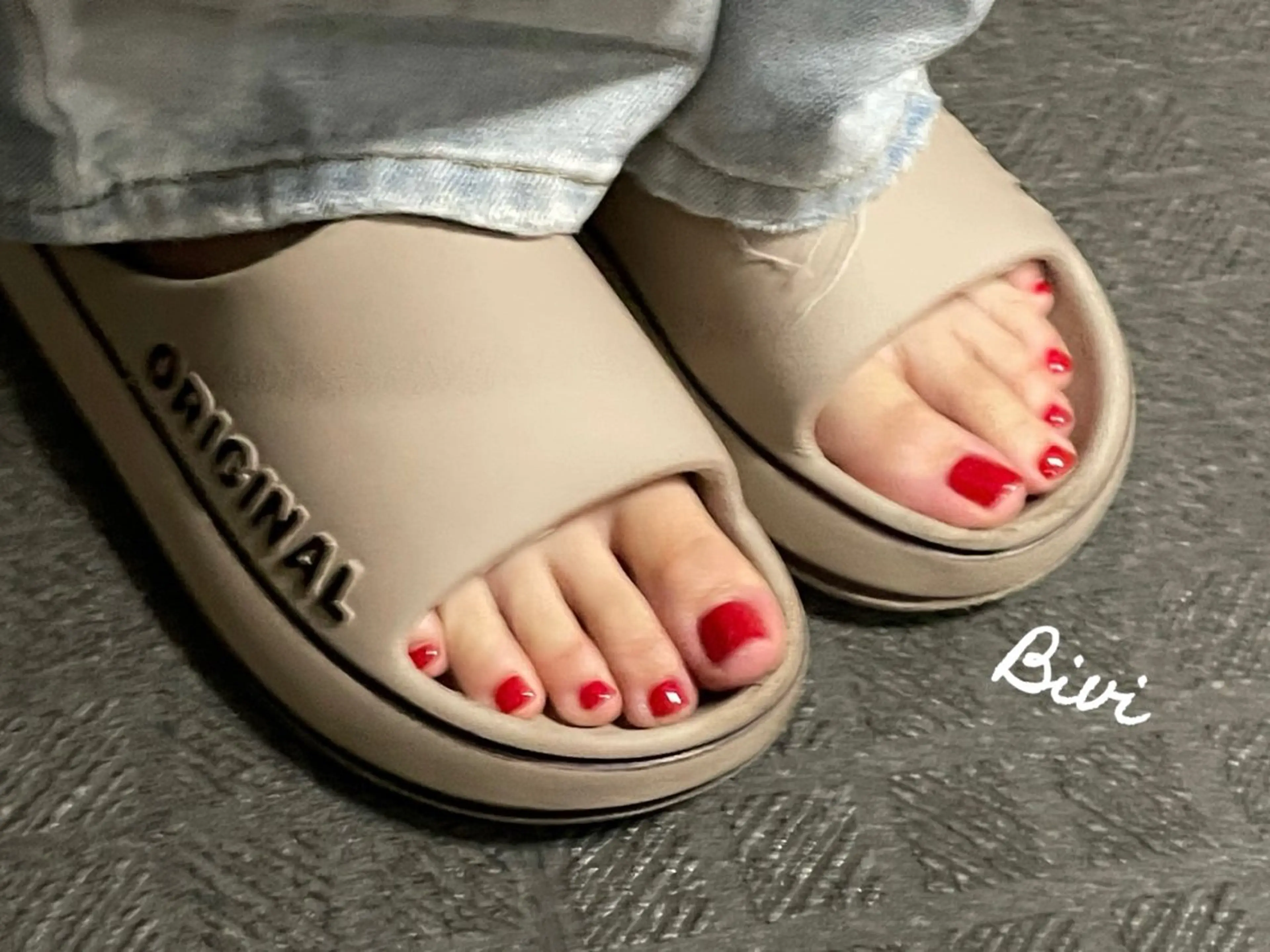 ネイル アートネイル フラッシュネイル フットネイル ラメ(グリッター) シルバー フットネイル ♡Bivi♡自爪に 優しいネイルサロンのネイルデザイン