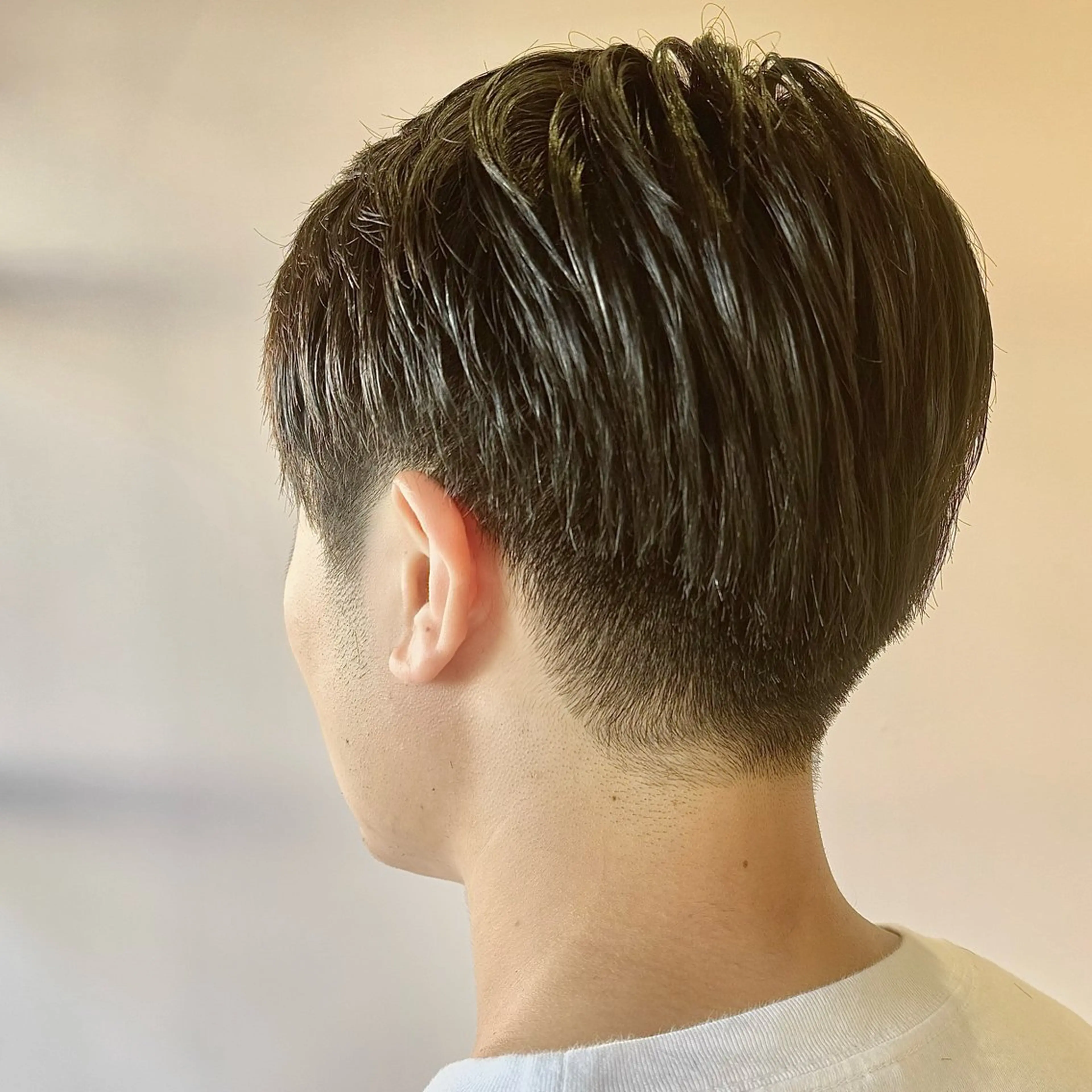 ショート カラー パーマ メンズ アップバング マッシュ ツーブロック 刈り上げ ハンサムショート カット ヘアカラー パーマ 縮毛矯正 トリートメント ヘッドスパ 🎸メンズ/パーマ/ ショート🎸工藤達哉のヘアスタイル