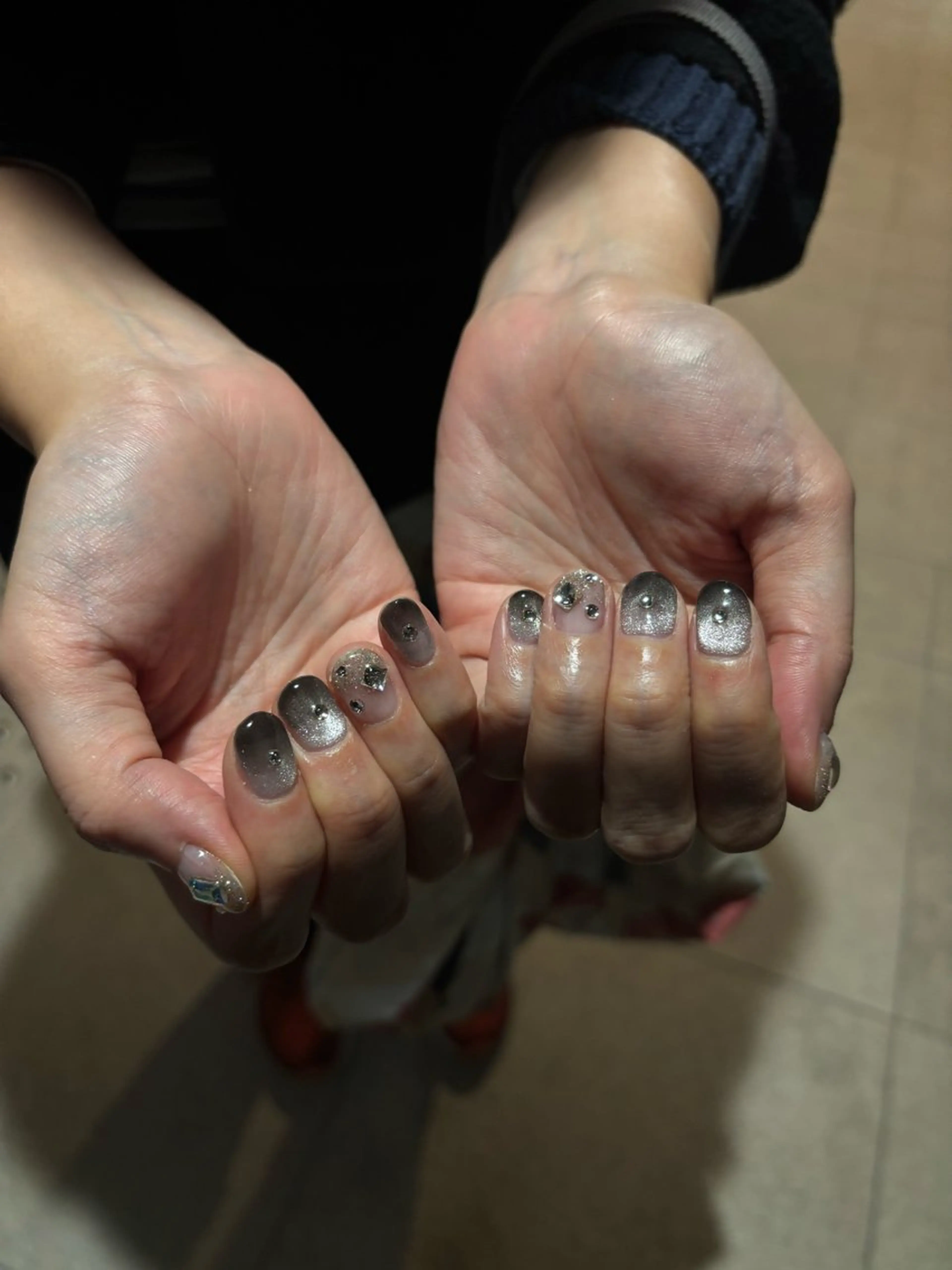 ネイル グラデーション キラキラネイル ネイルサロンマーノ所属・mano Hanaのネイルデザイン