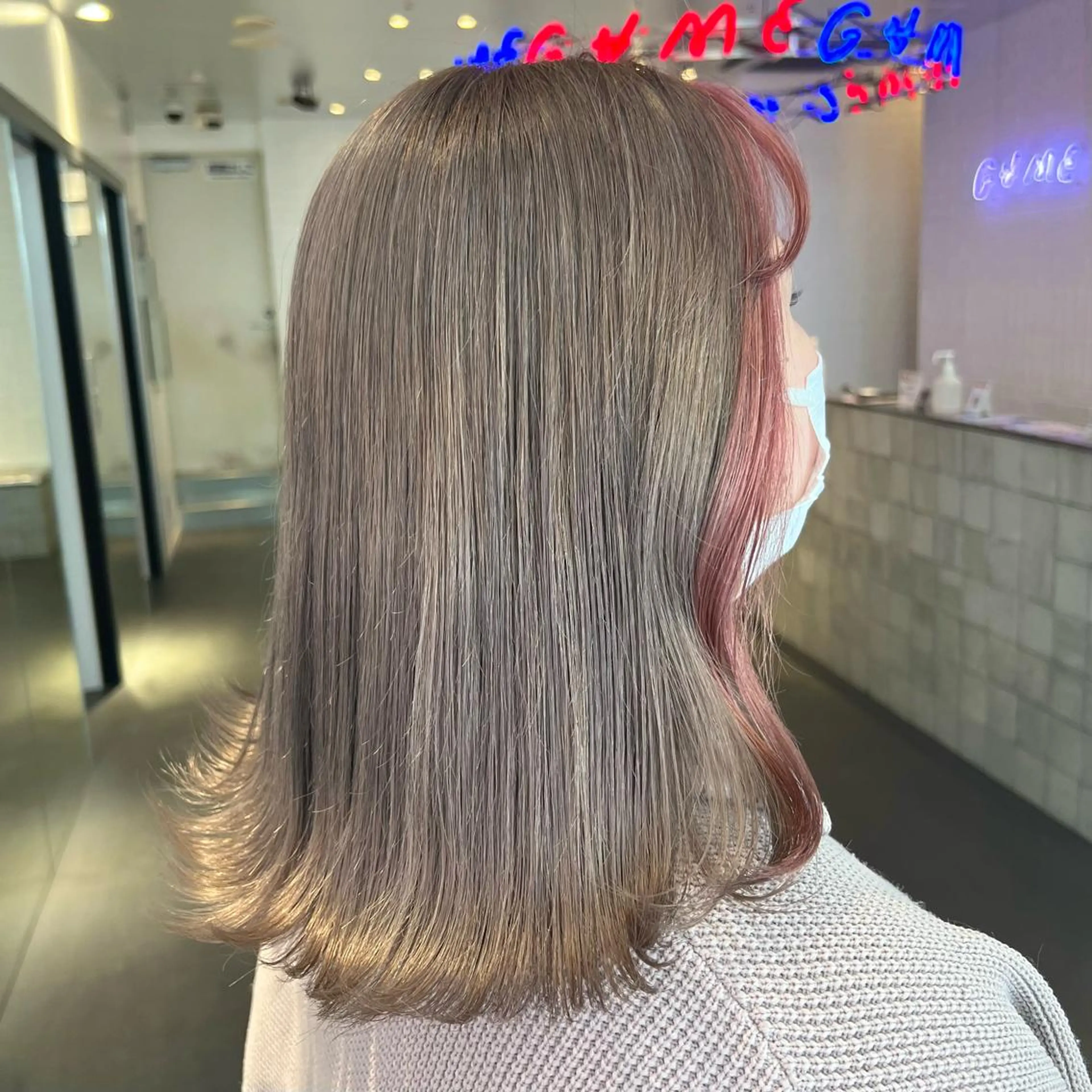 セミロング カラー 🌼動き×透明感🩵 ハイトーン/ナナのヘアスタイル