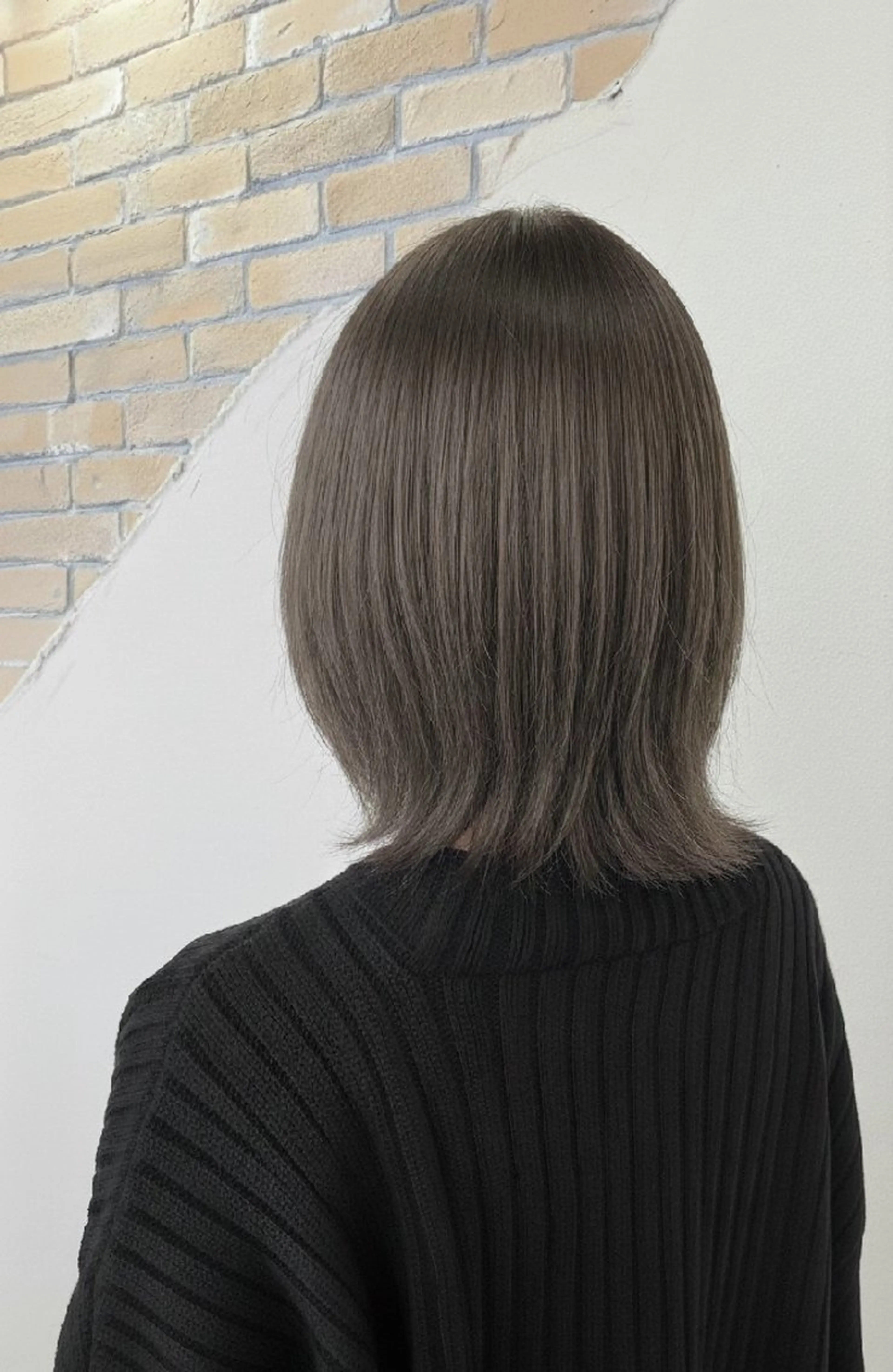 ミディアム アッシュ カット ヘアカラー 松中 ハイトーンカラーのヘアスタイル