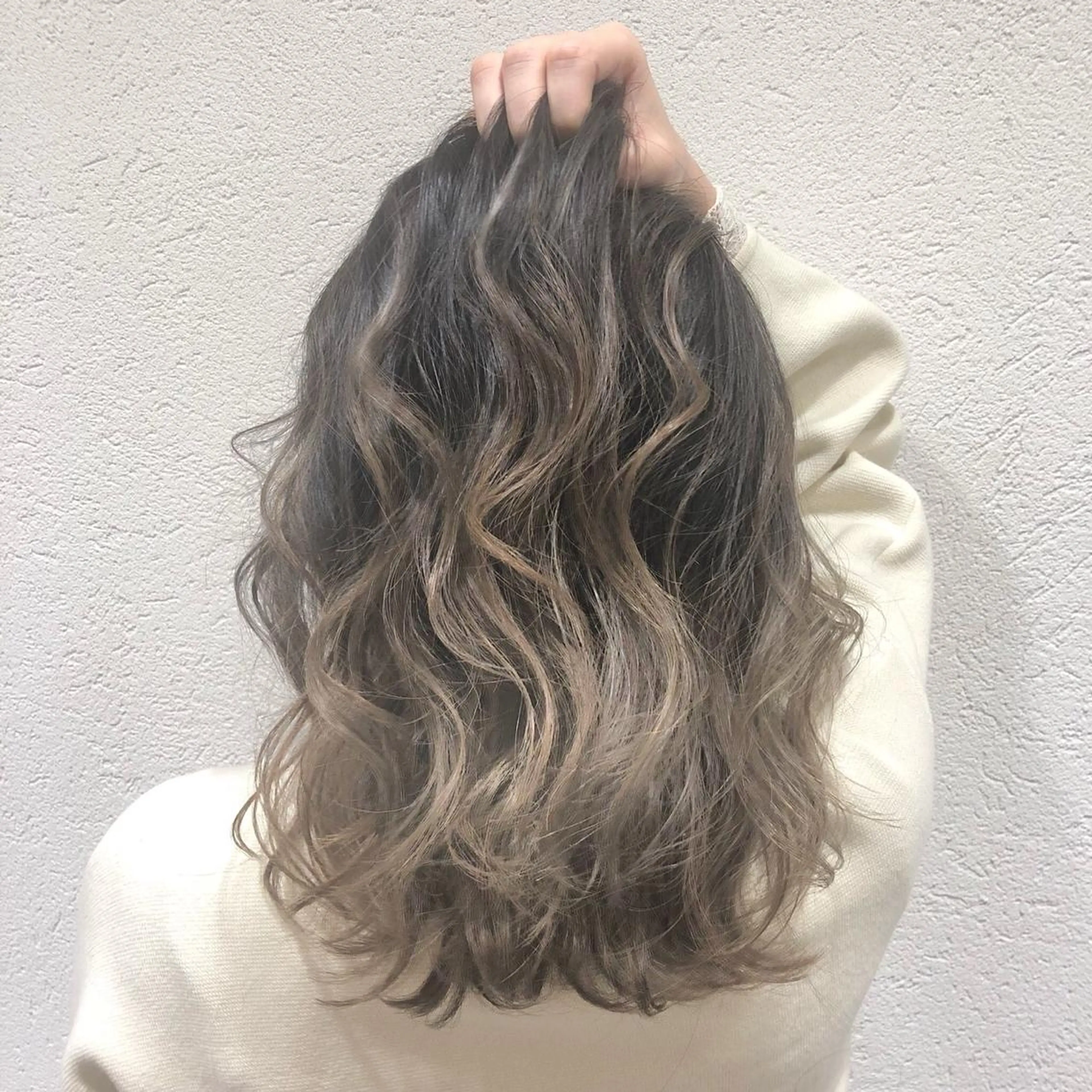ミディアム カラー パーマ ヘアアレンジ メンズ キッズ ネイル マツエク・マツパ メンズバレイヤージュ メンズブリーチ バレイヤージュ ブリーチ シルバー 髪にドラマを。biscohair所属・biscohair 髪にドラマを。のヘアスタイル