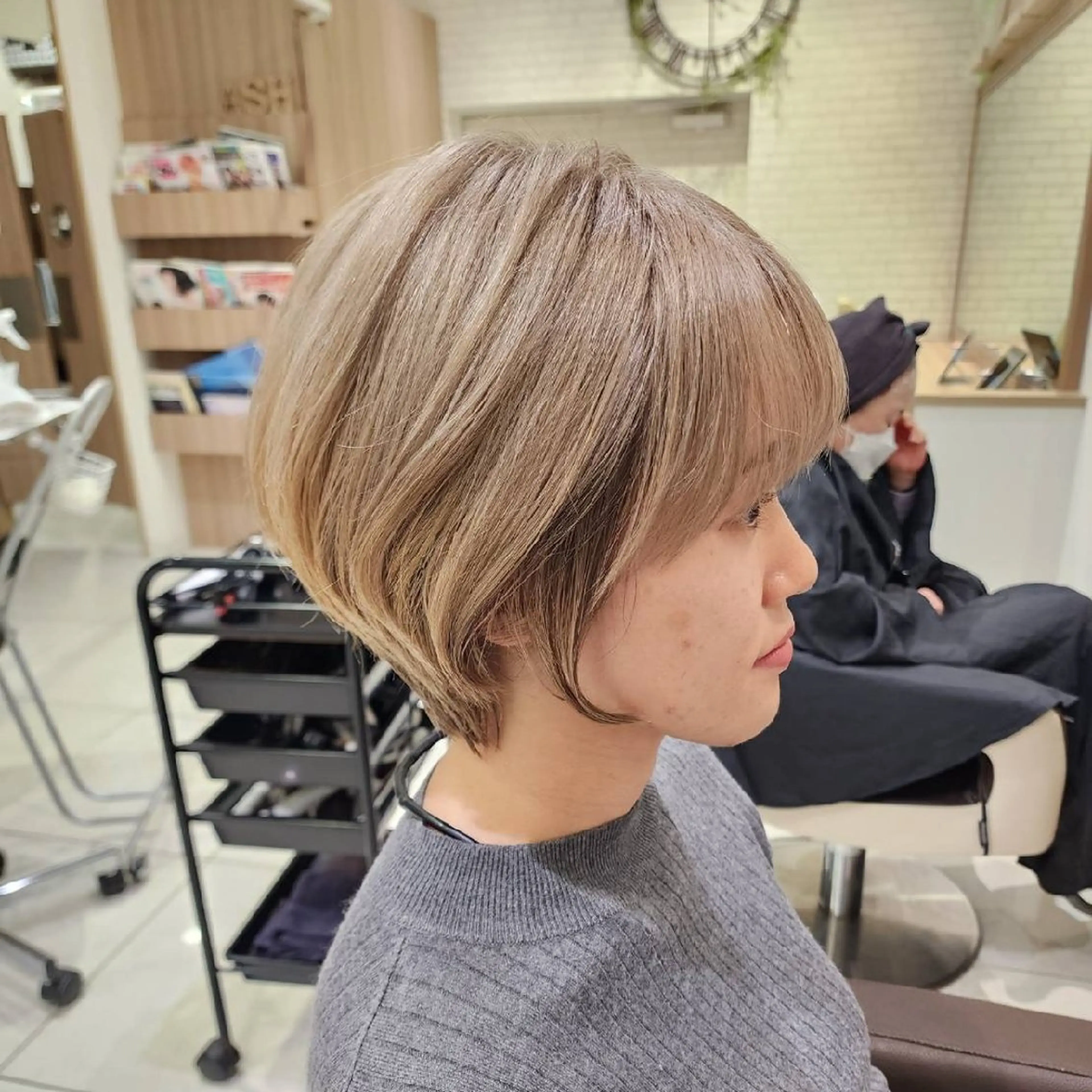 ショート カラー ショートボブ ベージュカラー ブリーチ ミルクティーベージュ ボブ 中村 和貴のヘアスタイル