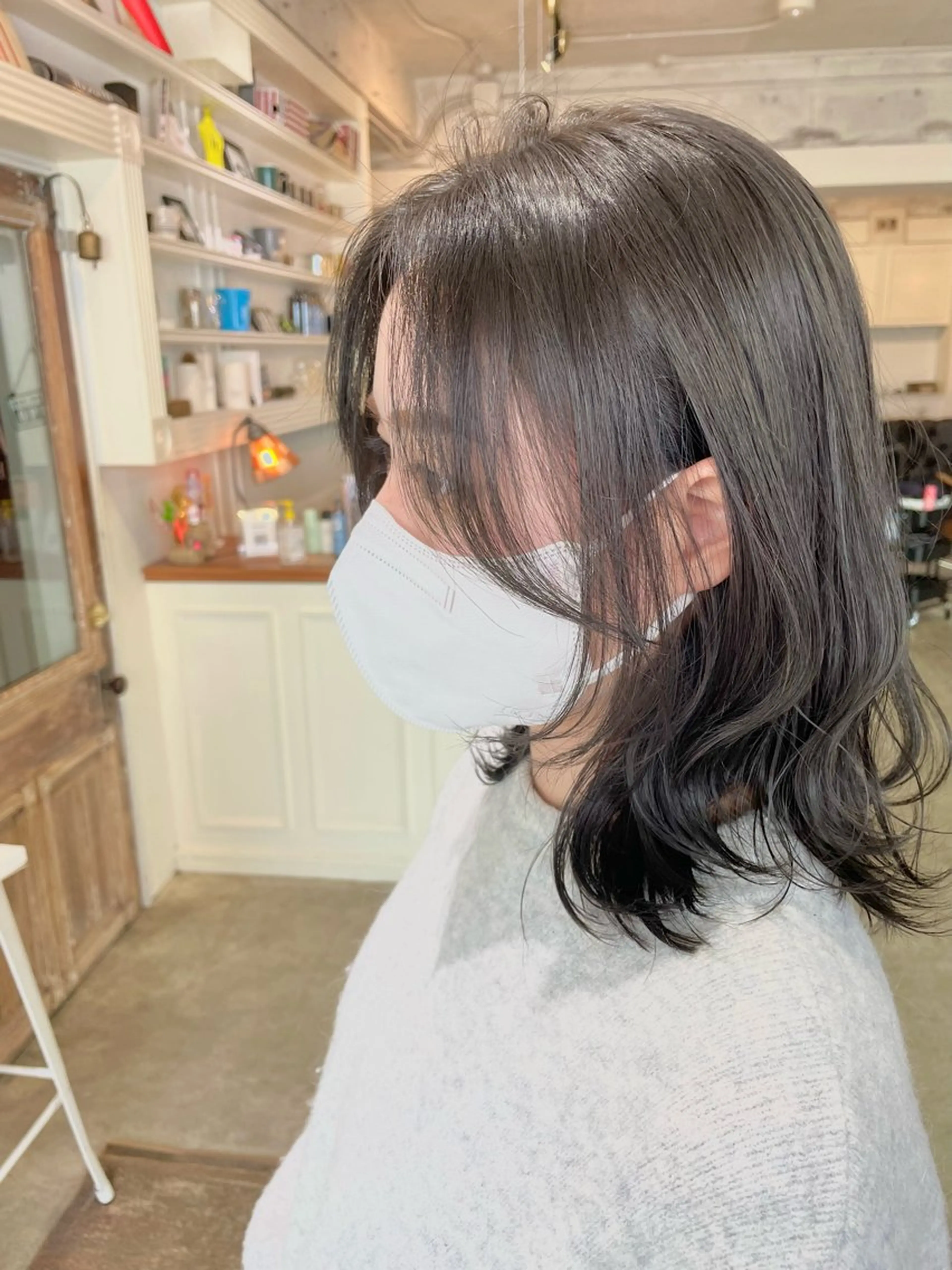 ミディアム カラー ヘアアレンジ グレージュ オリーブグレージュ オリーブグレー レイヤーカット カット ヘアカラー トリートメント 山崎 澪のヘアスタイル