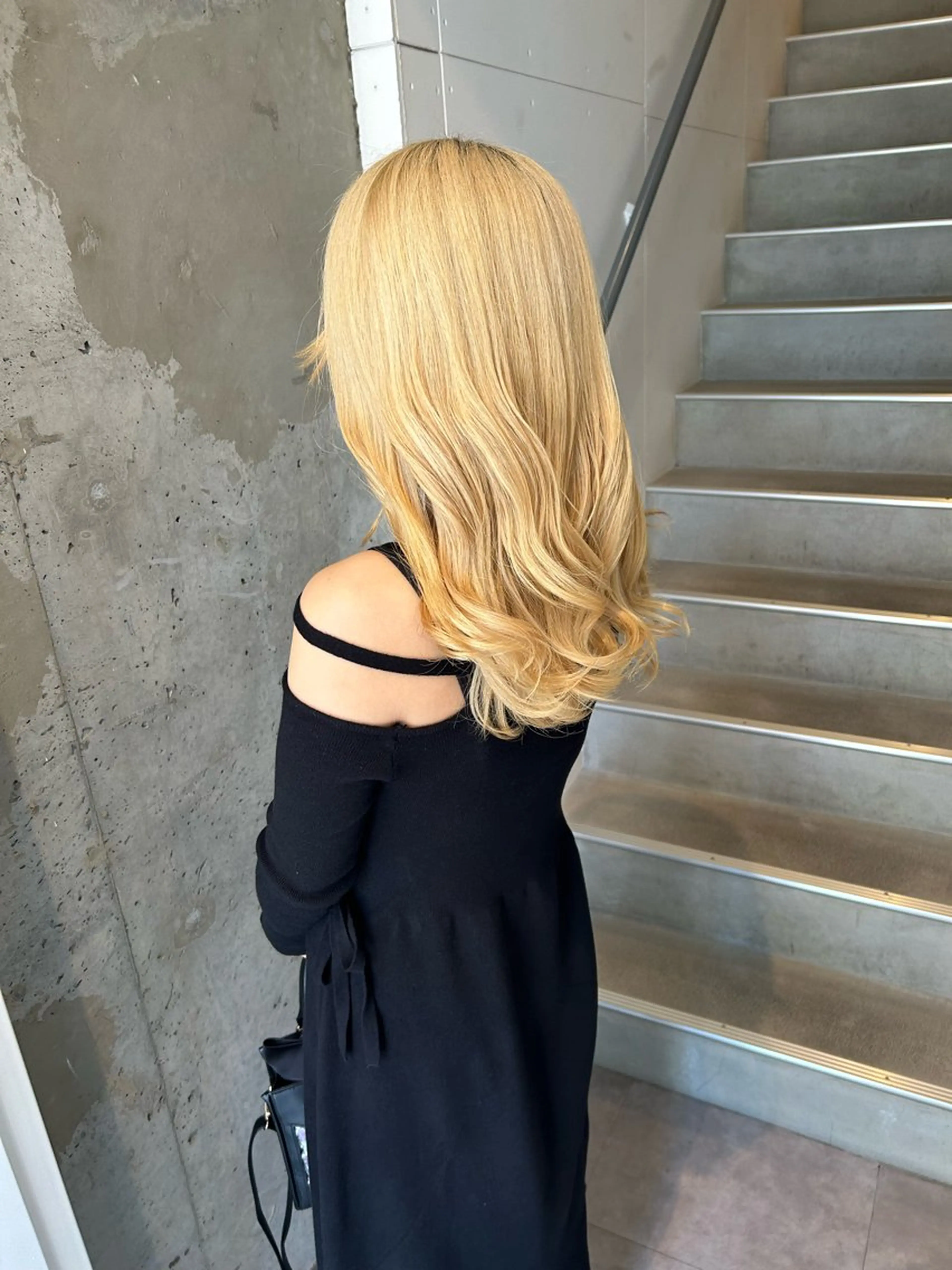 ミディアム カラー ブロンド ヘアカラー トリートメント AILEE所属・ウルフカット レイヤーカット上柿のヘアスタイル