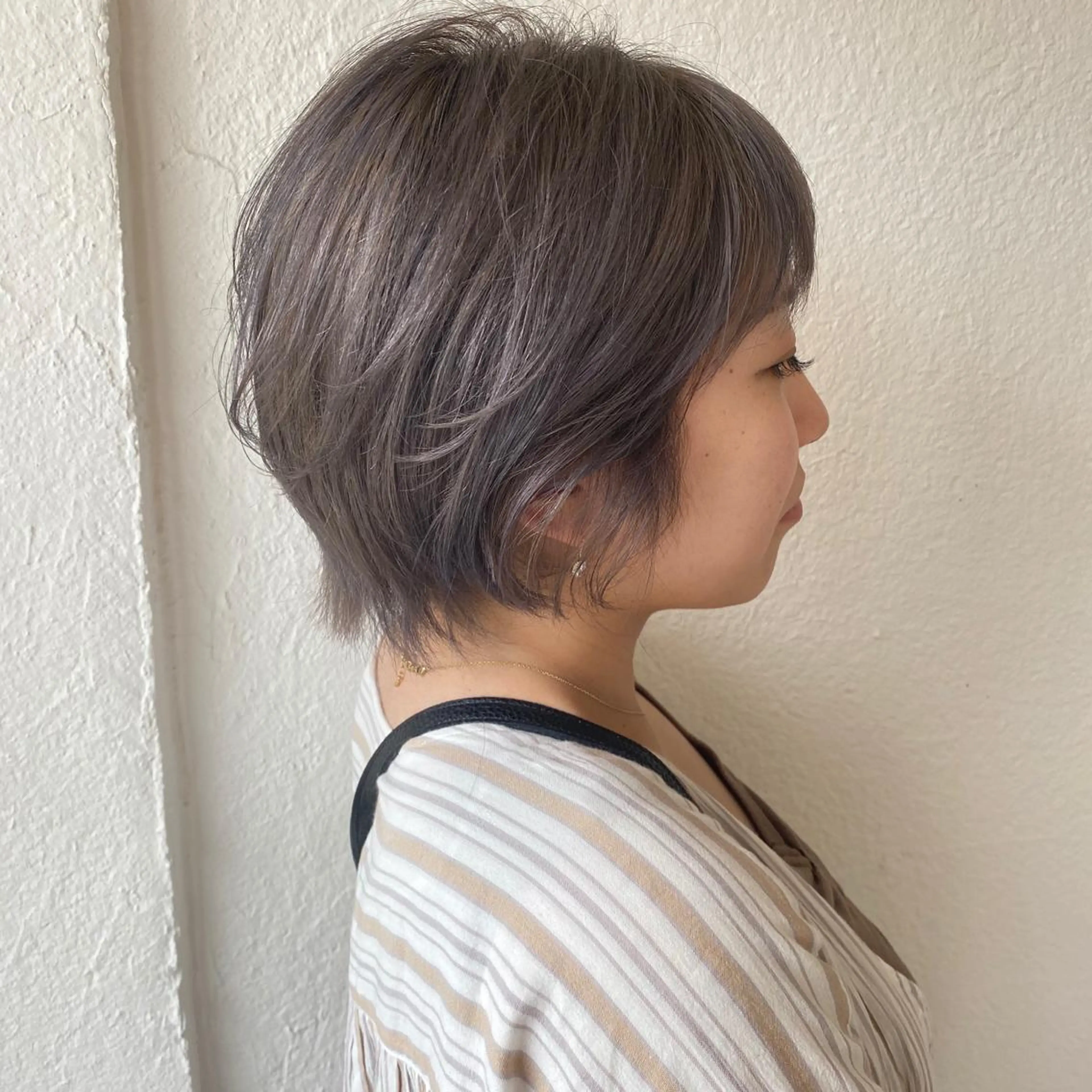 ショート カラー ブリーチ シルバー 入江 志穂のヘアスタイル