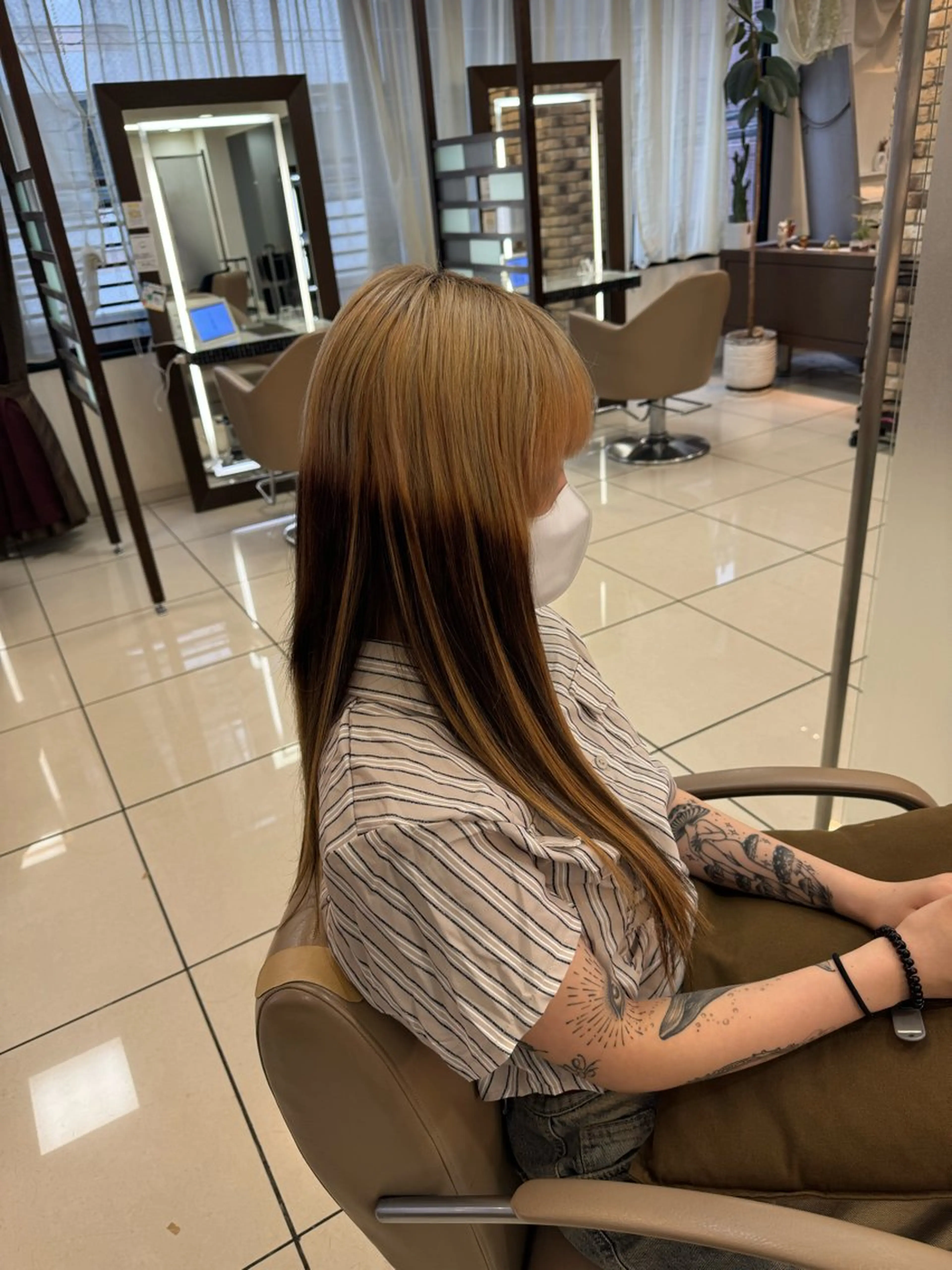ラウンドマッシュシャ ドウニュアンスパーマのヘアスタイル