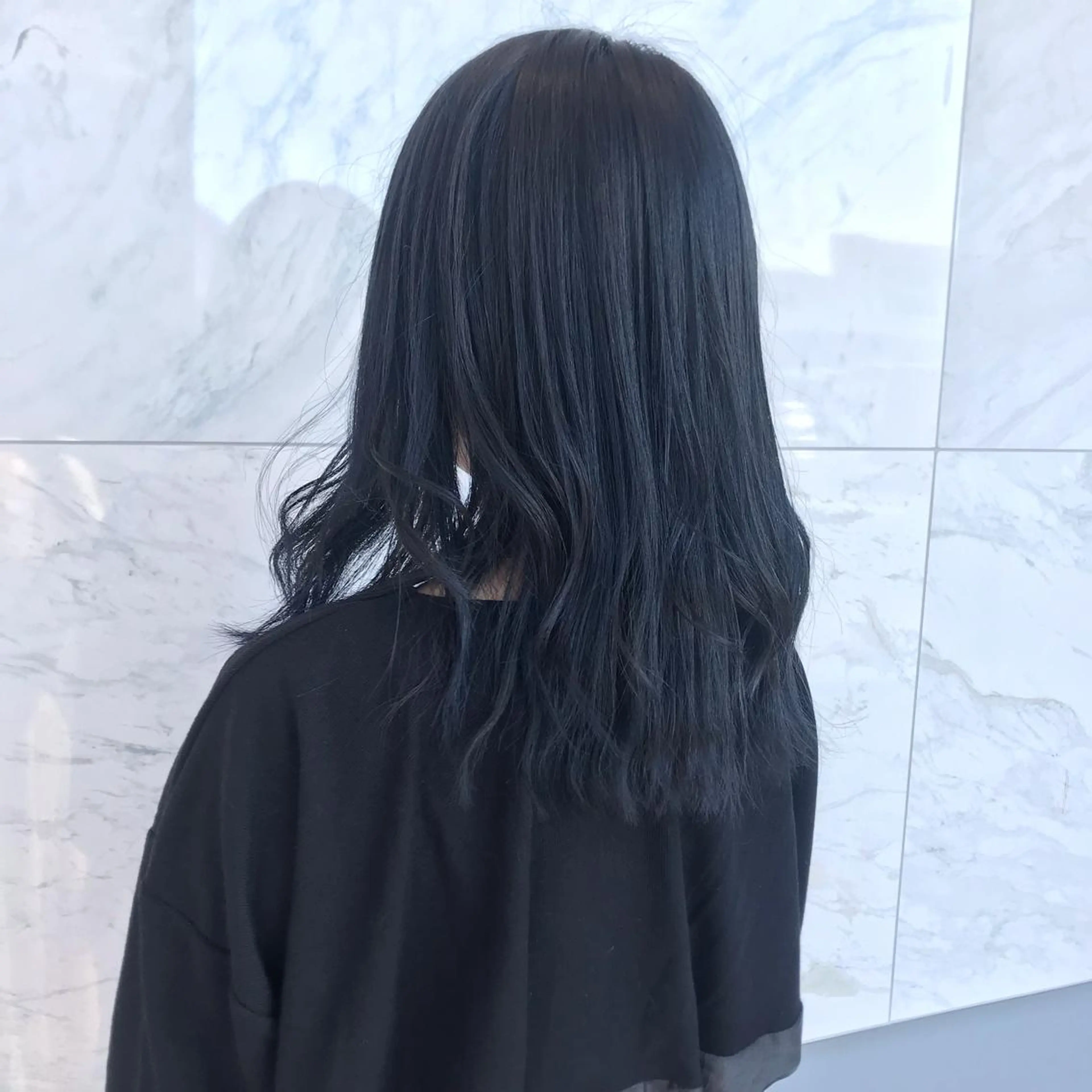 セミロング カラー 黒髪 ブルーカラー ブルーブラック 茂木 結希のヘアスタイル