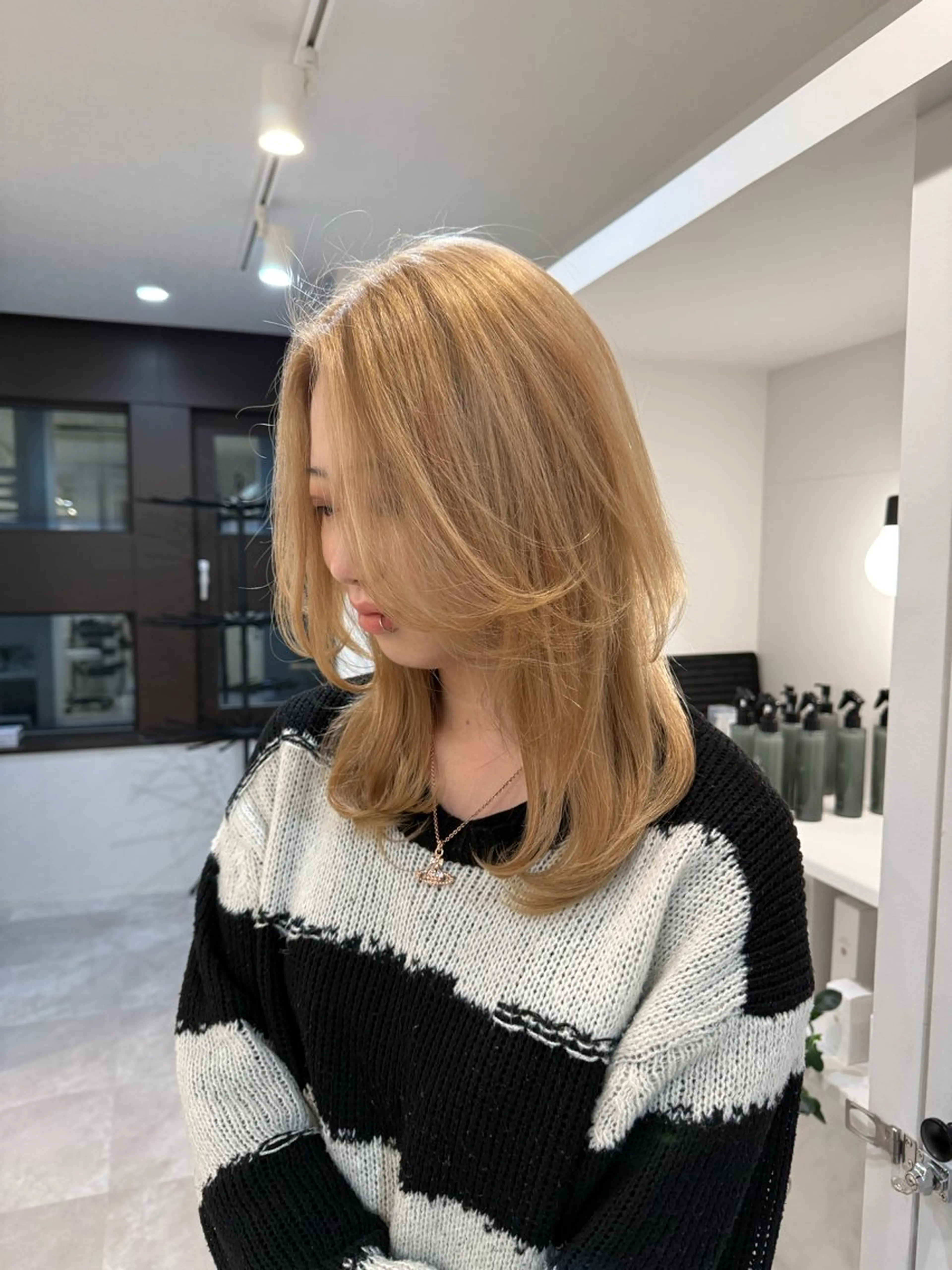 ミディアム カラー ヘアアレンジ ベージュカラー ブリーチ ケアブリーチ ミルクティーベージュ カット ヘアカラー SALOWIN京都河原町Suite店所属・外国人風レイヤー/ ハイトーンSHUのヘアスタイル