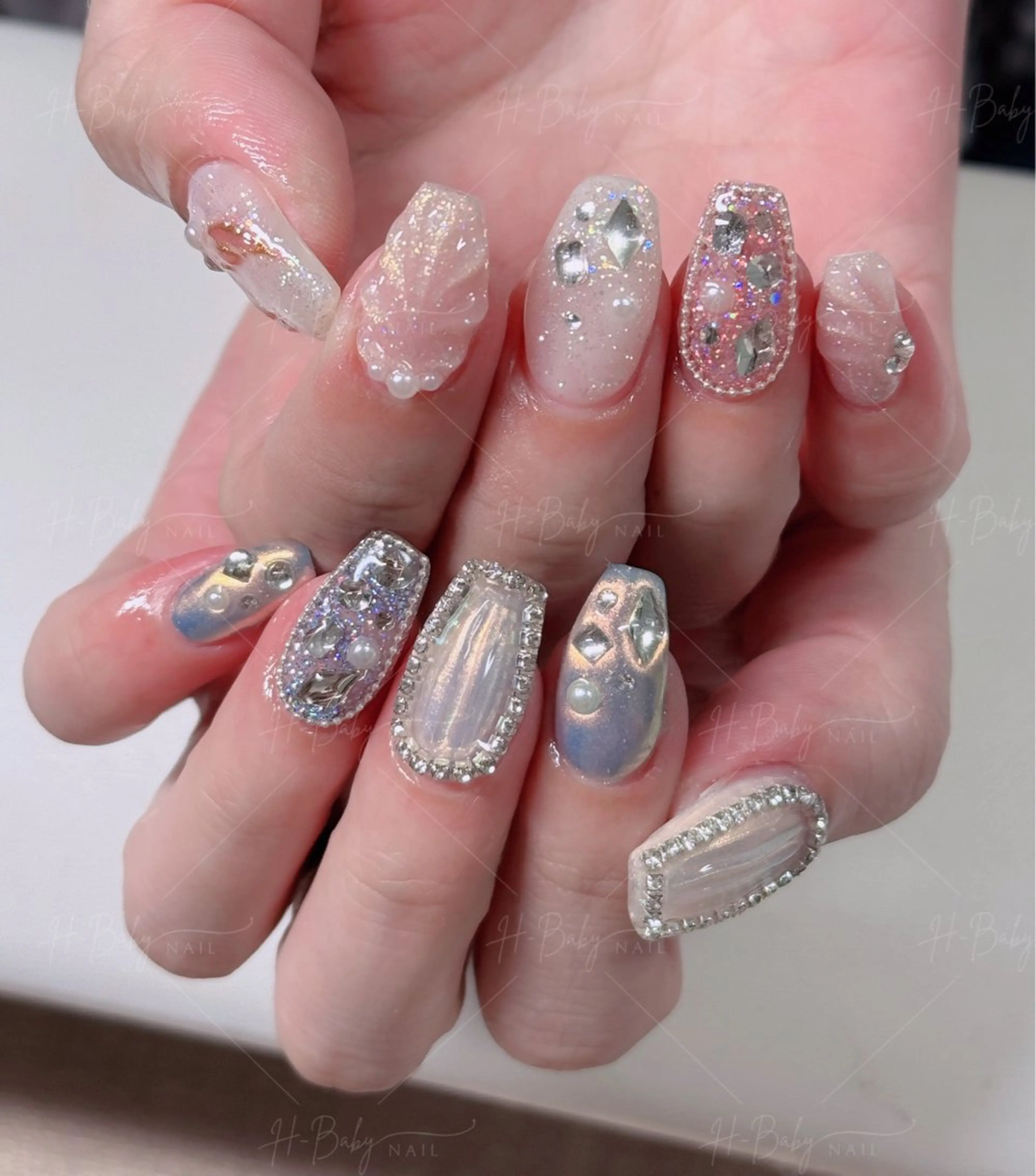 ネイル フレンチネイル ジェルネイル ハロウィン キラキラネイル 韓国ネイル H.babynailsalon所属・H.baby Nail Salonのネイルデザイン