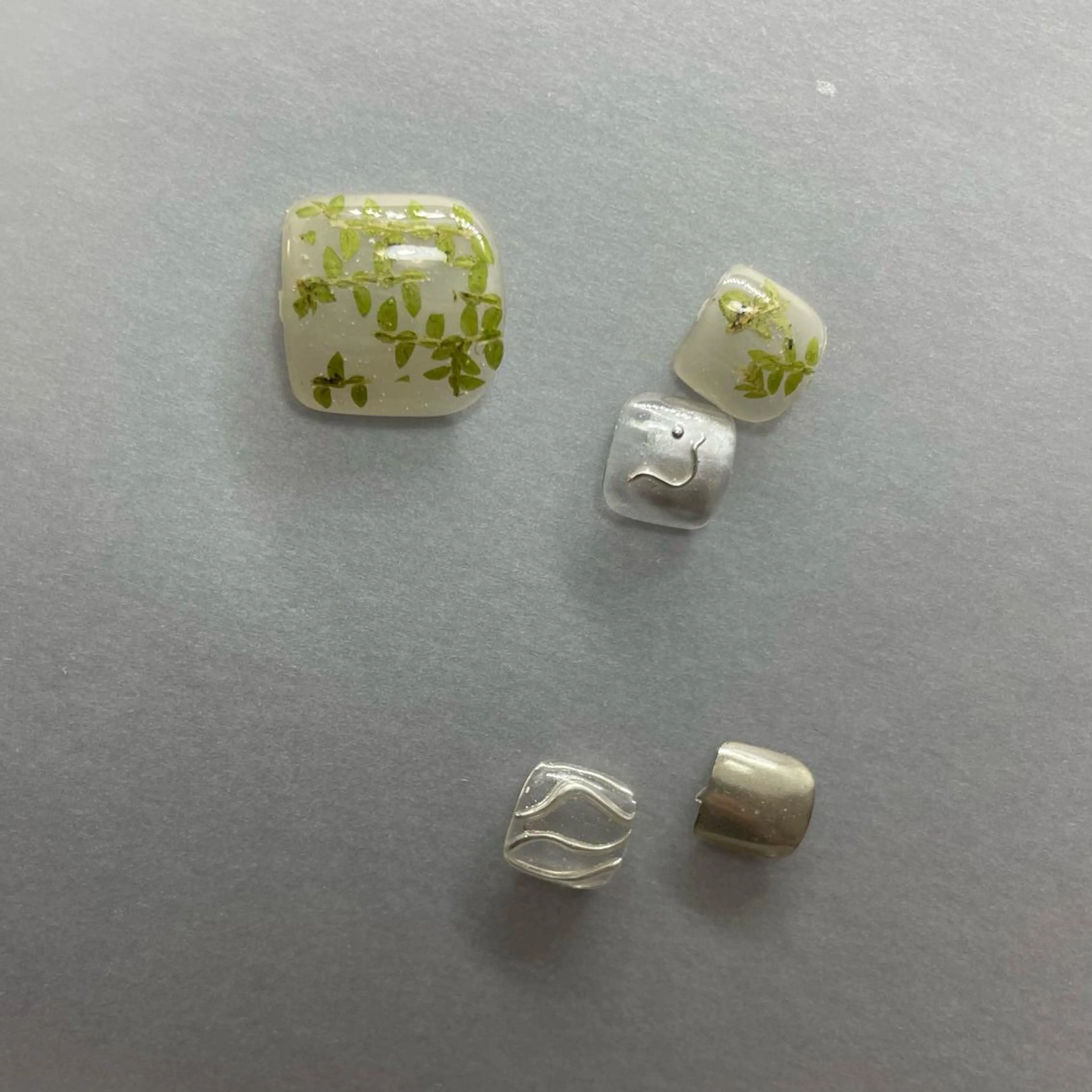 ネイル アートネイル 長さ出し フットネイル マグネットネイル ミラーネイル フットネイル A85G ayakoのネイルデザイン