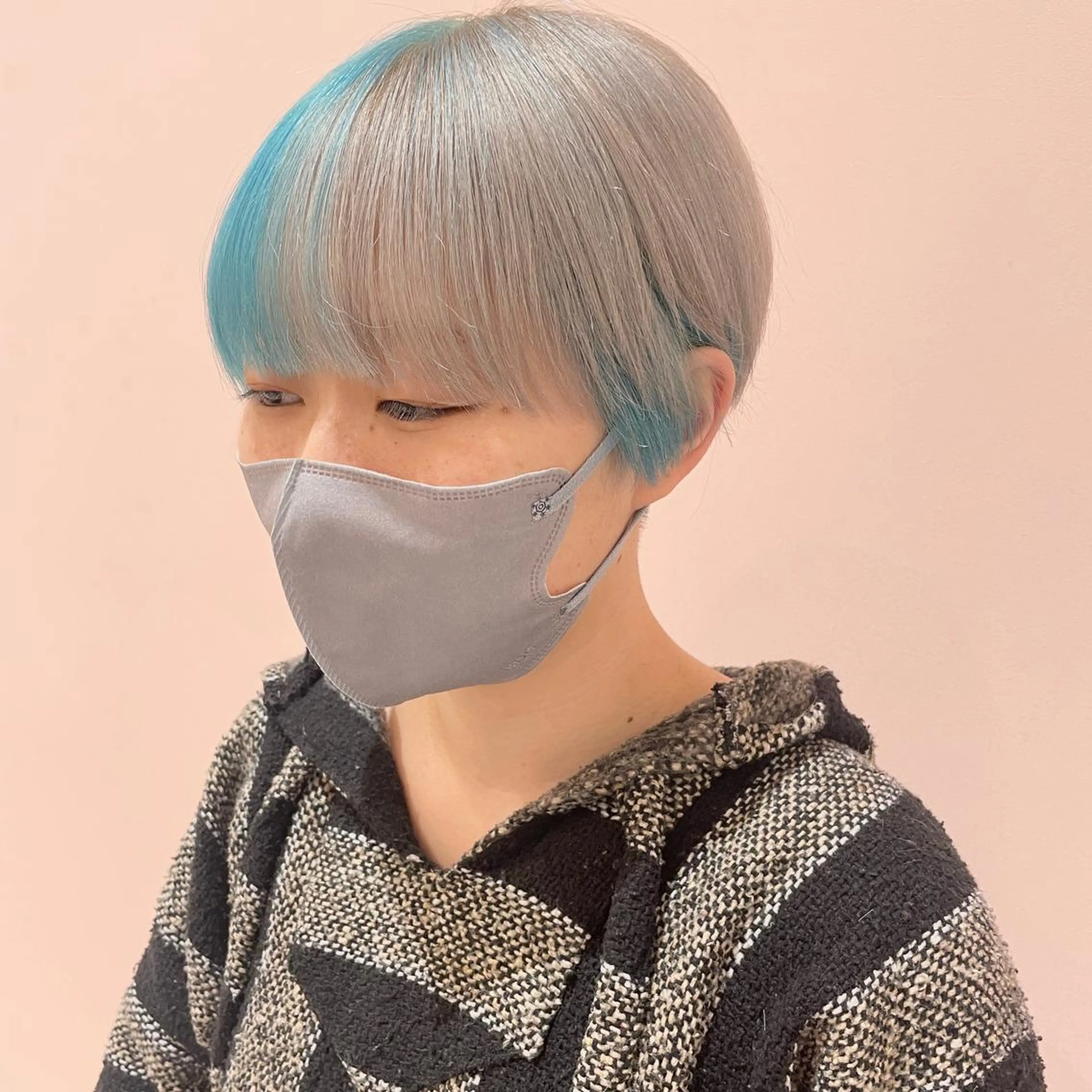 ショート カラー ブリーチ ブルーカラー シルバー ホワイトシルバー カット ヘアカラー トリートメント レイヤーカット/ ハイトーンchimiのヘアスタイル