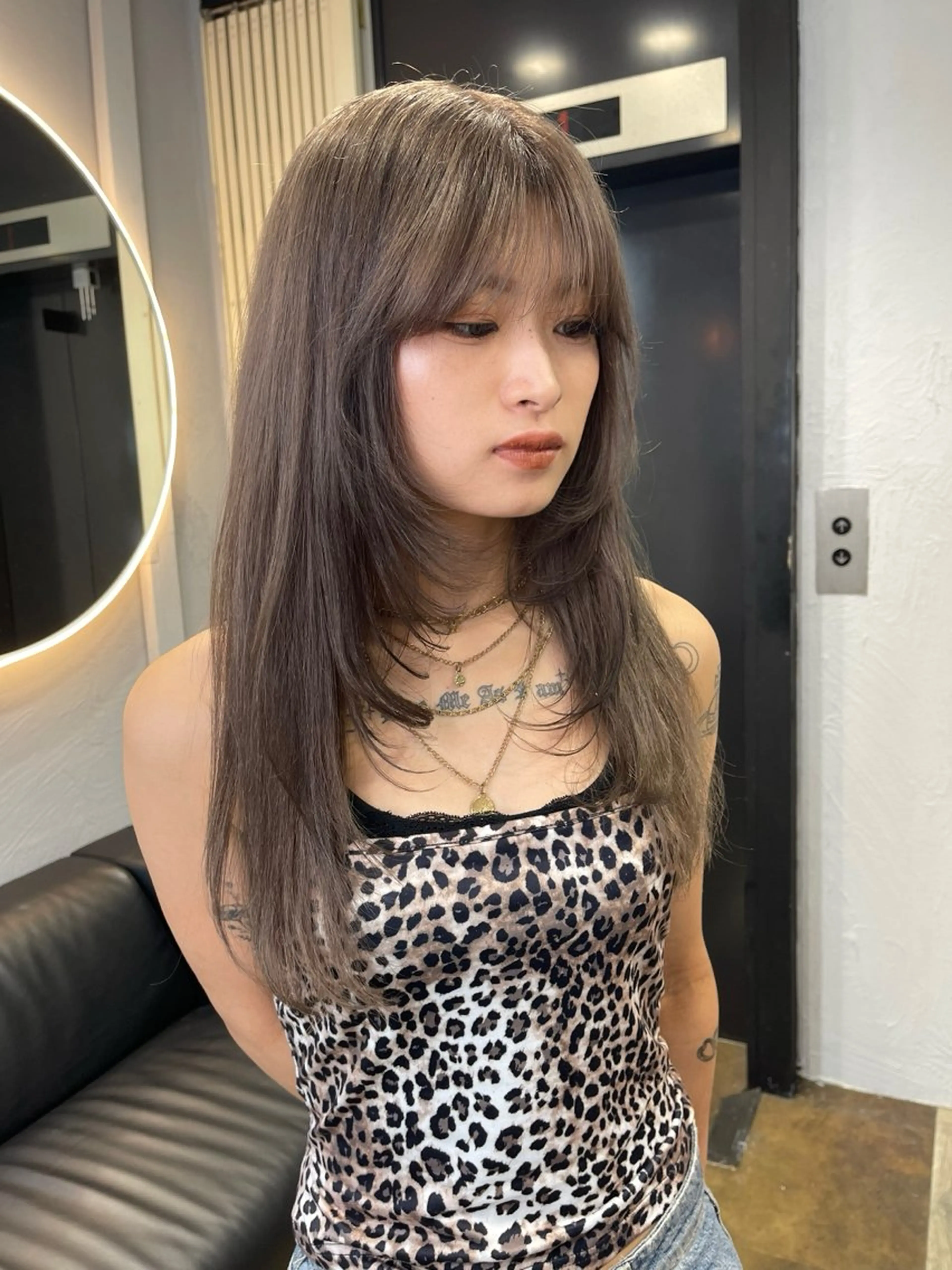 ロング カラー ブリーチ ケアブリーチ デザインカラー ダブルカラー イヤリングカラー ヘアカラー トリートメント TATSUブリーチ/ ミルクティーベージュのヘアスタイル