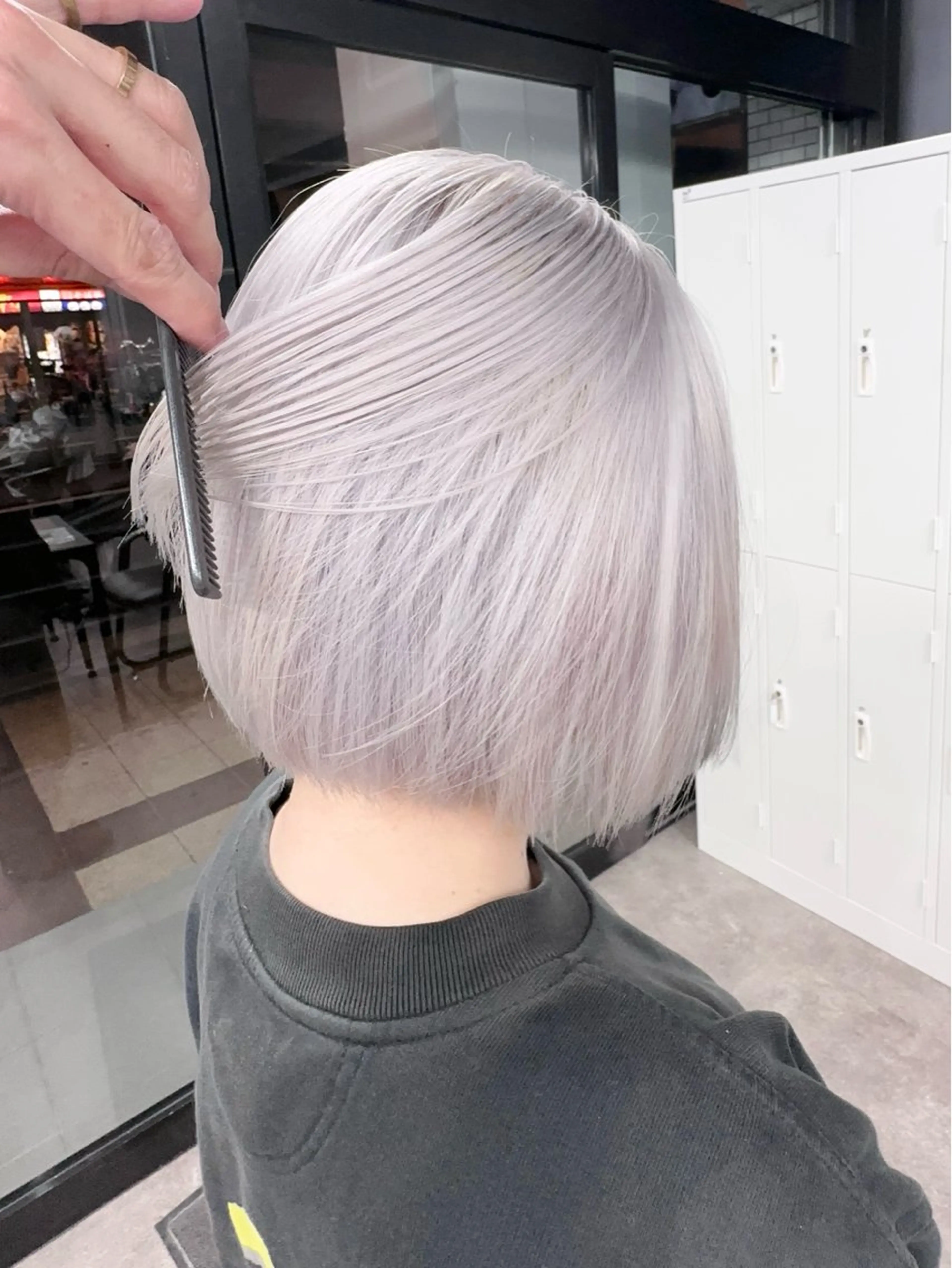 ミディアム ヘアカラー 前髪カット🩶レイヤ ー🩶ハイトーン🩶のヘアスタイル