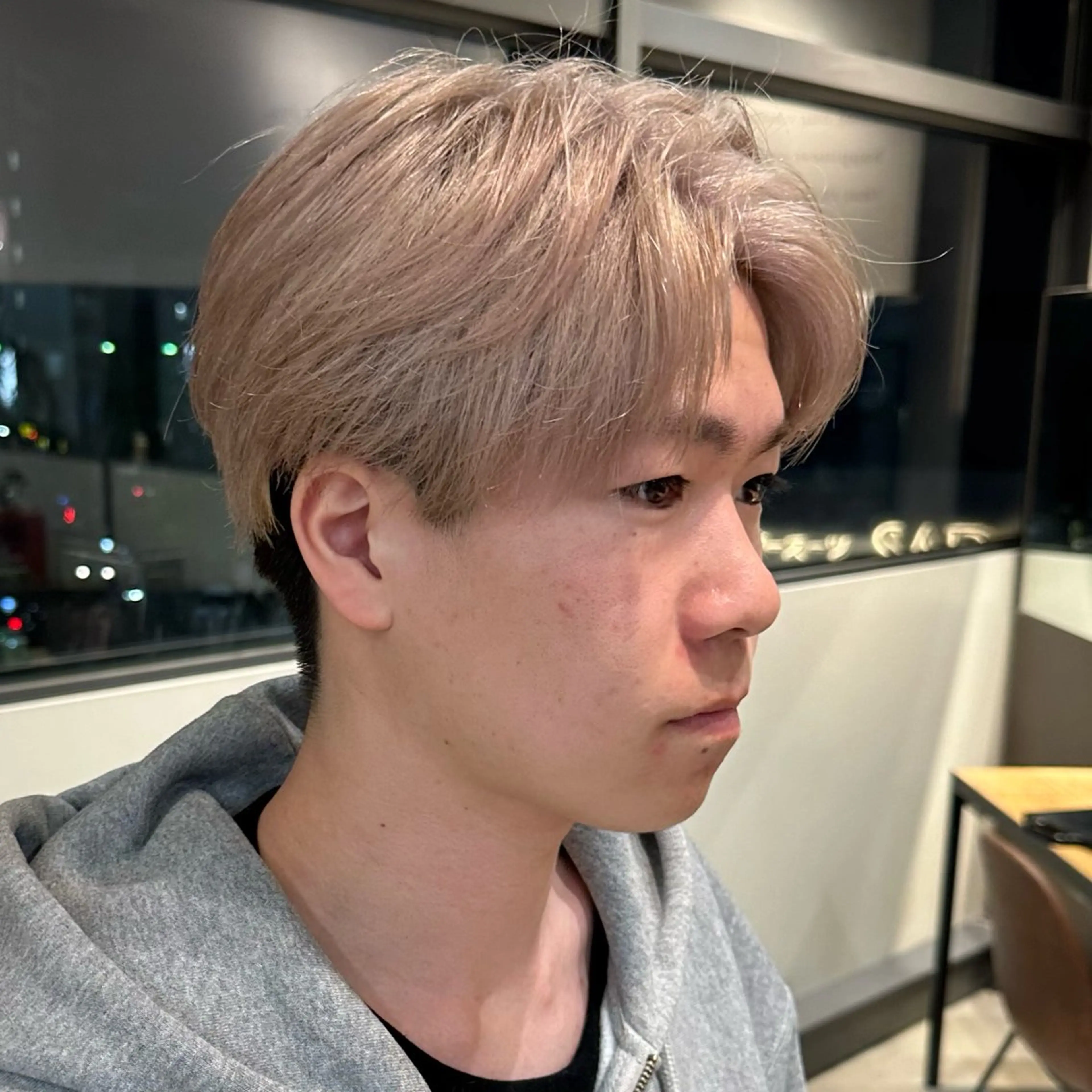 ショート カラー メンズ カット ハイトーンニュアンス 毛流れシャドウパーマのヘアスタイル