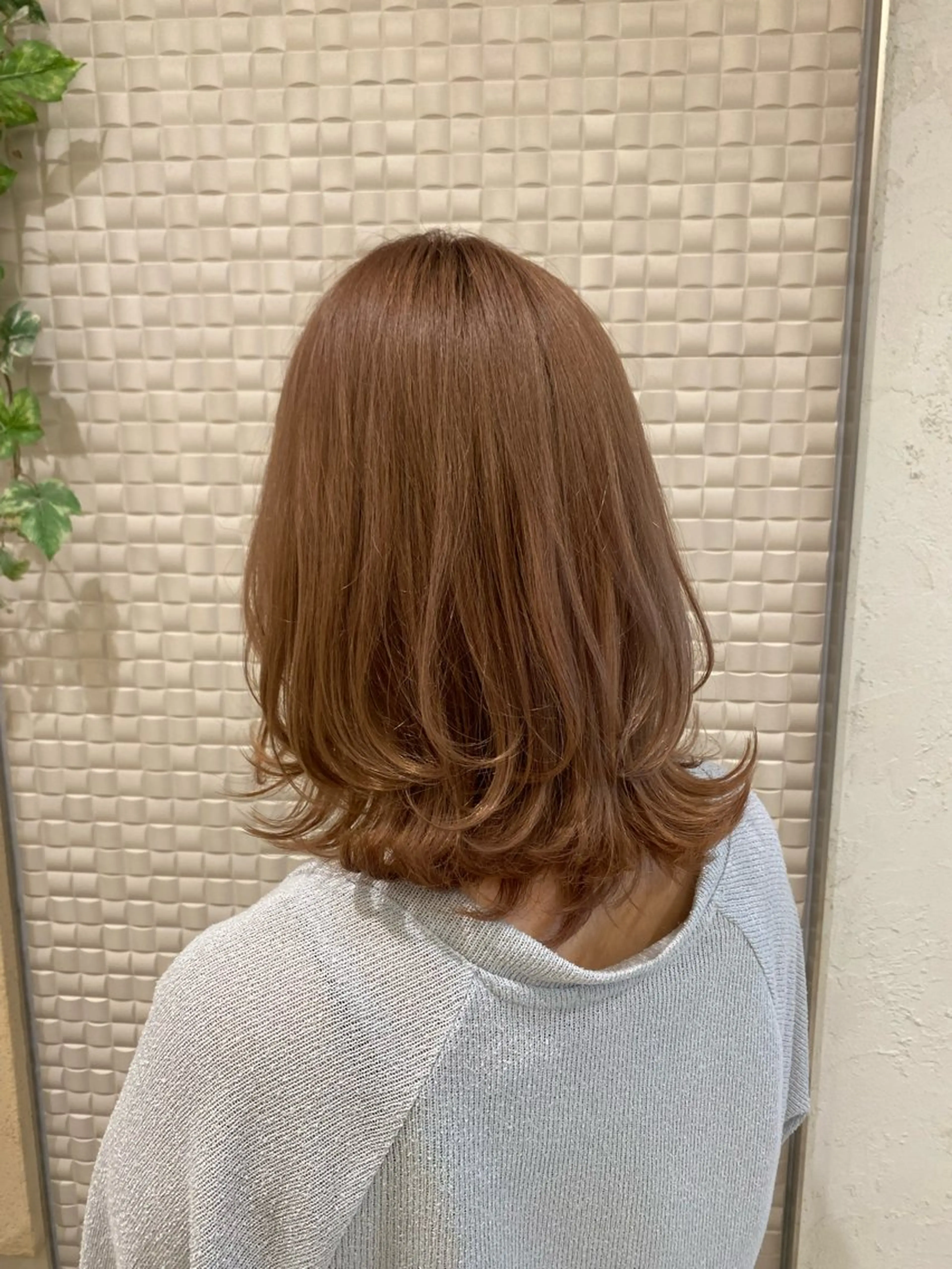 ミディアム カラー ヘアアレンジ ベージュカラー ミルクティーベージュ レイヤーカット ヘアカラー トリートメント 新宿スペインカール ヨモギダのヘアスタイル