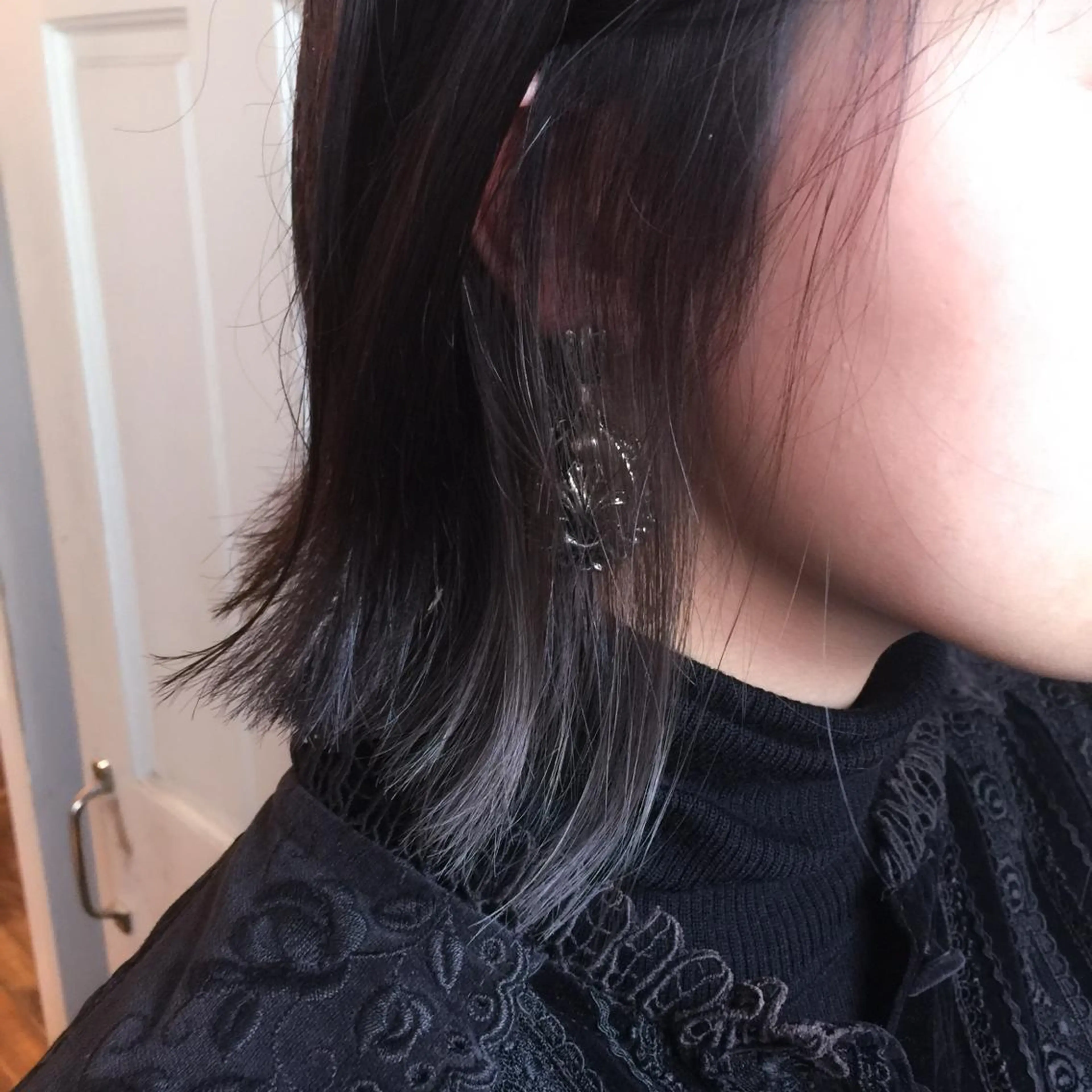 ミディアム カラー ブリーチ イヤリングカラー インナーカラー ヘアカラー ホワイト&レイヤーカ ットエクステ長畠俊輔のヘアスタイル