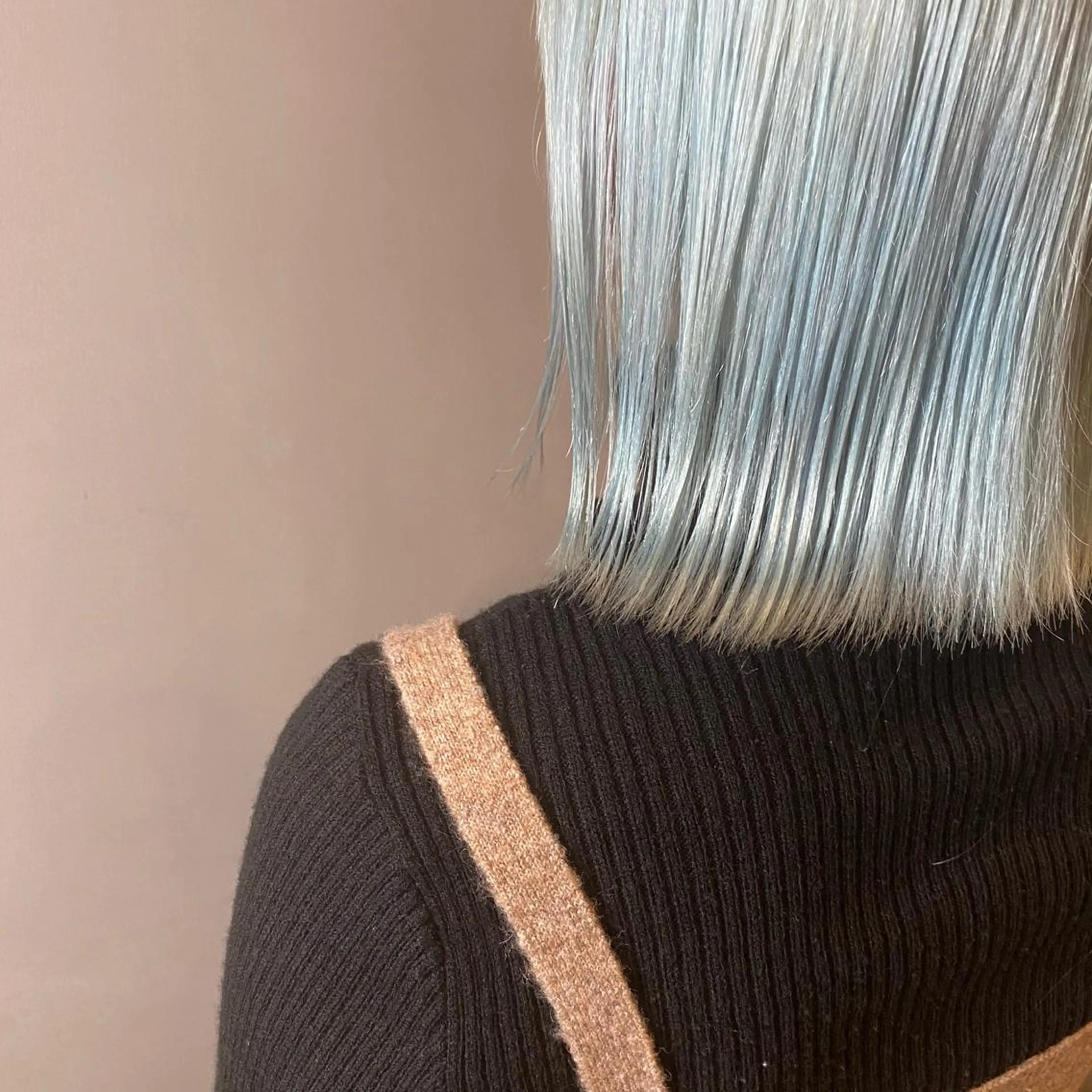 ミディアム カラー ブリーチ ブルーカラー ヘアカラー 美髪・シールエクステ ホソタニリョウコのヘアスタイル